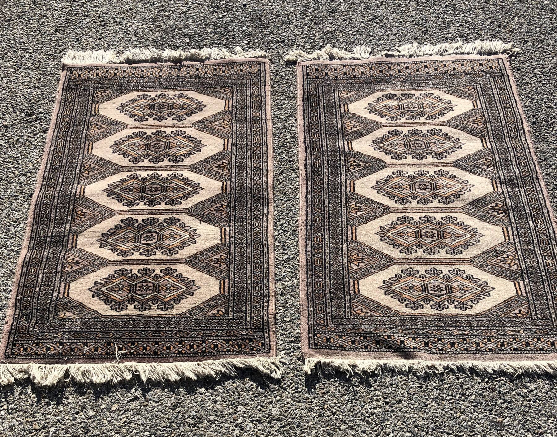 Pair of handmade Pakistani oriental rugs: 1.04 x 0.64 M
