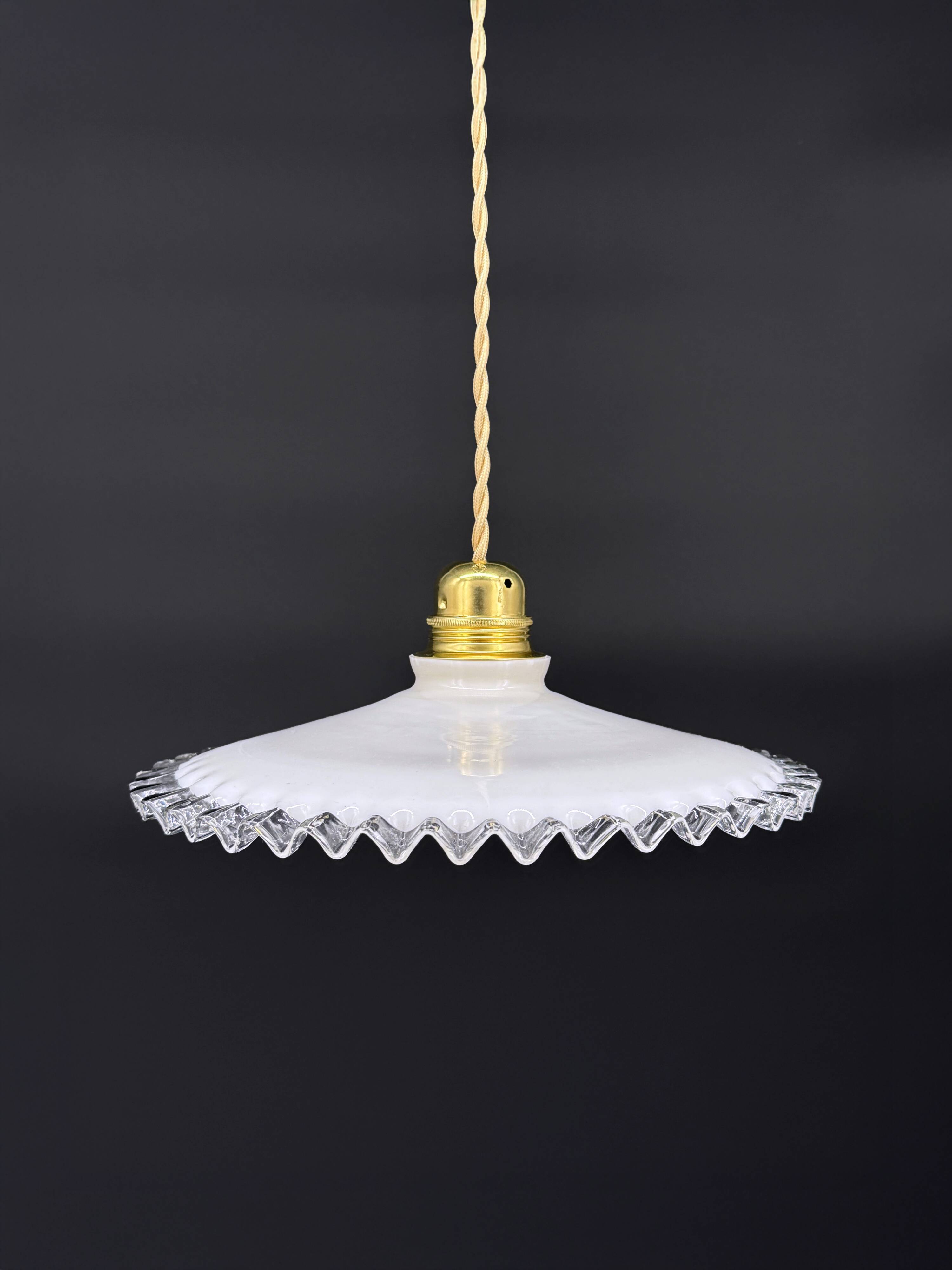 Pendant light in serrated opaline glass