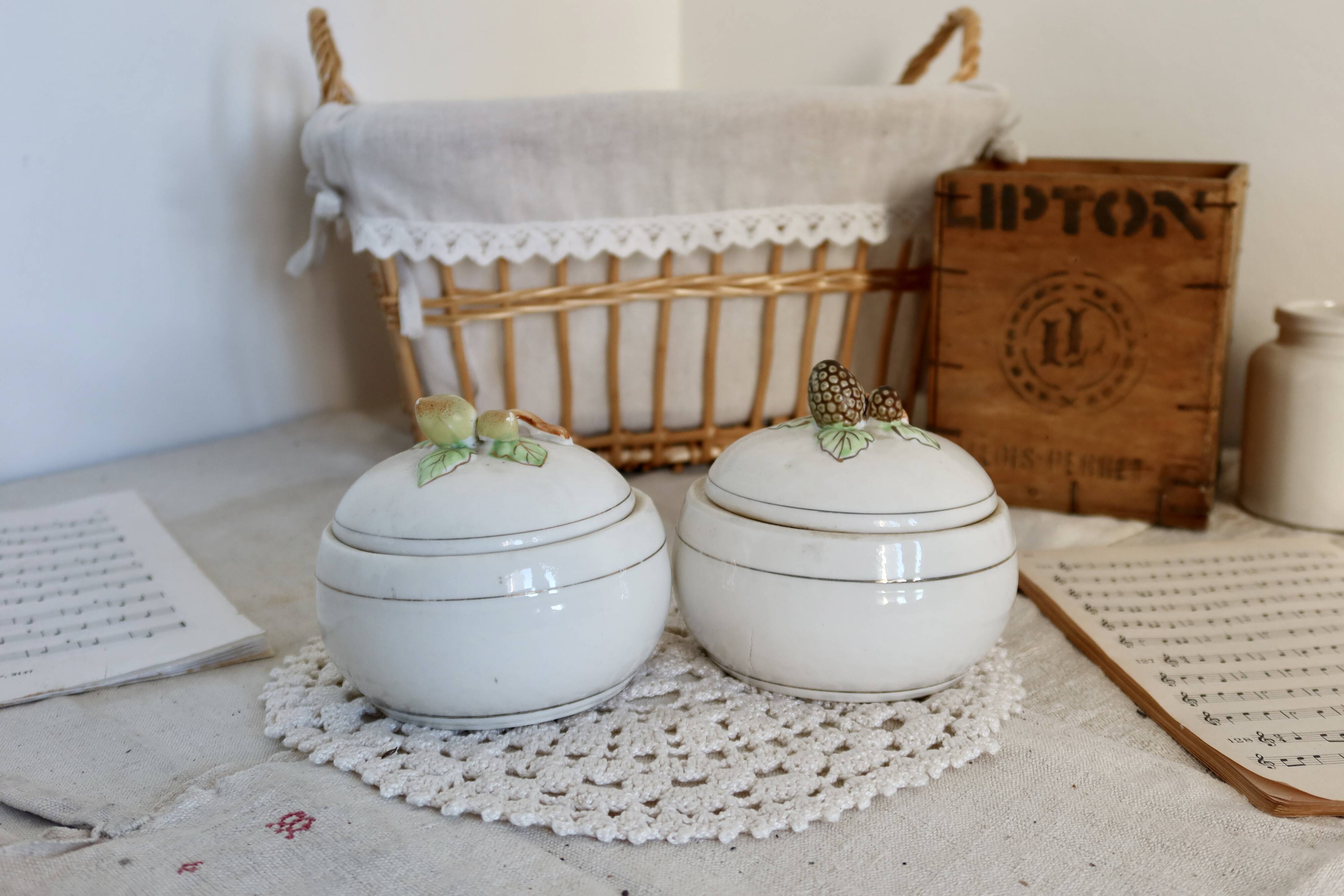 Paire de bonbonnières vintage en porcelaine motif fruits et liseré doré