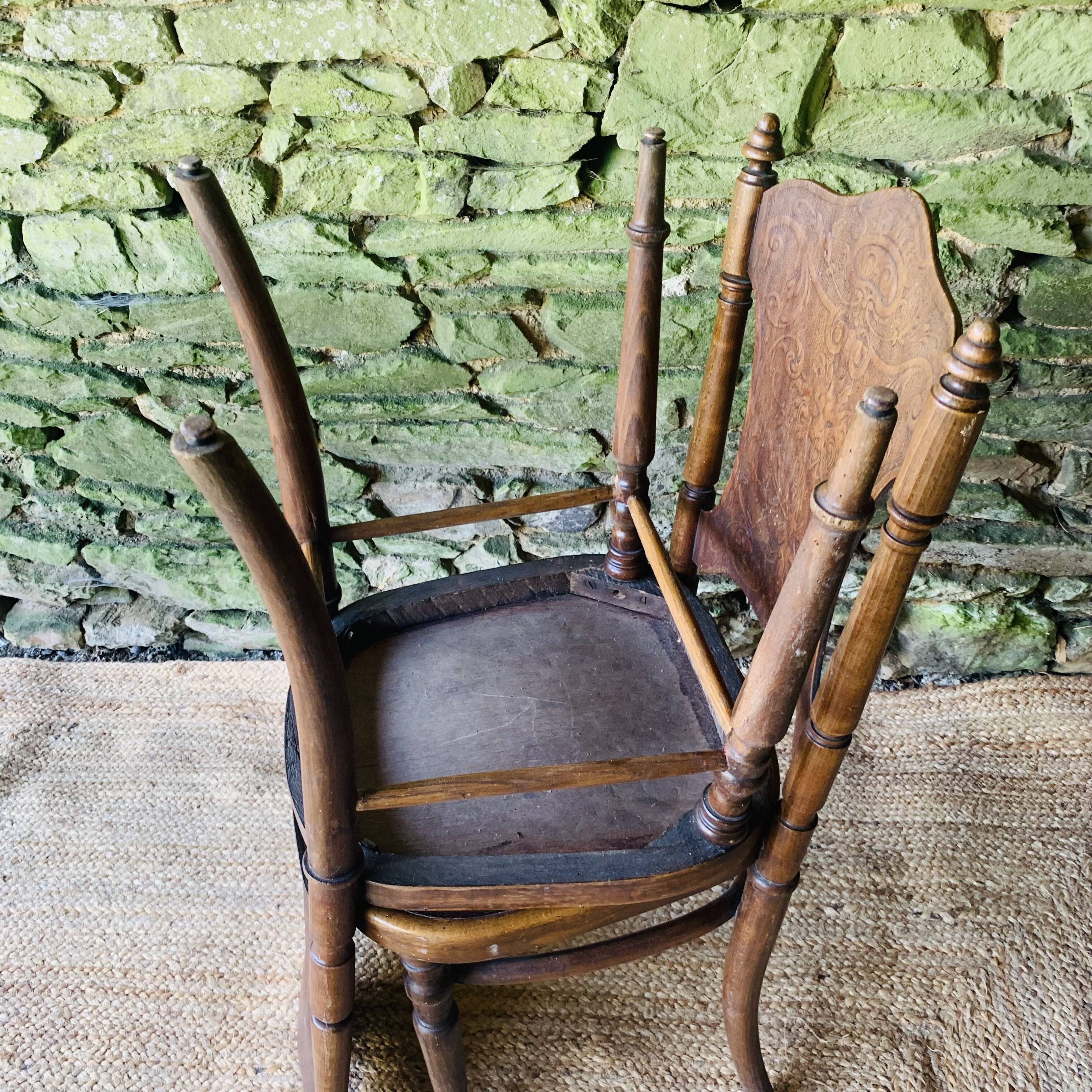 Paire de 2 chaises avec motifs en relief