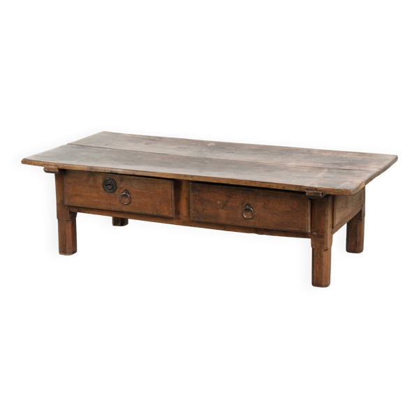 Table basse antique sud-européenne en bois fruitier avec un tiroir.