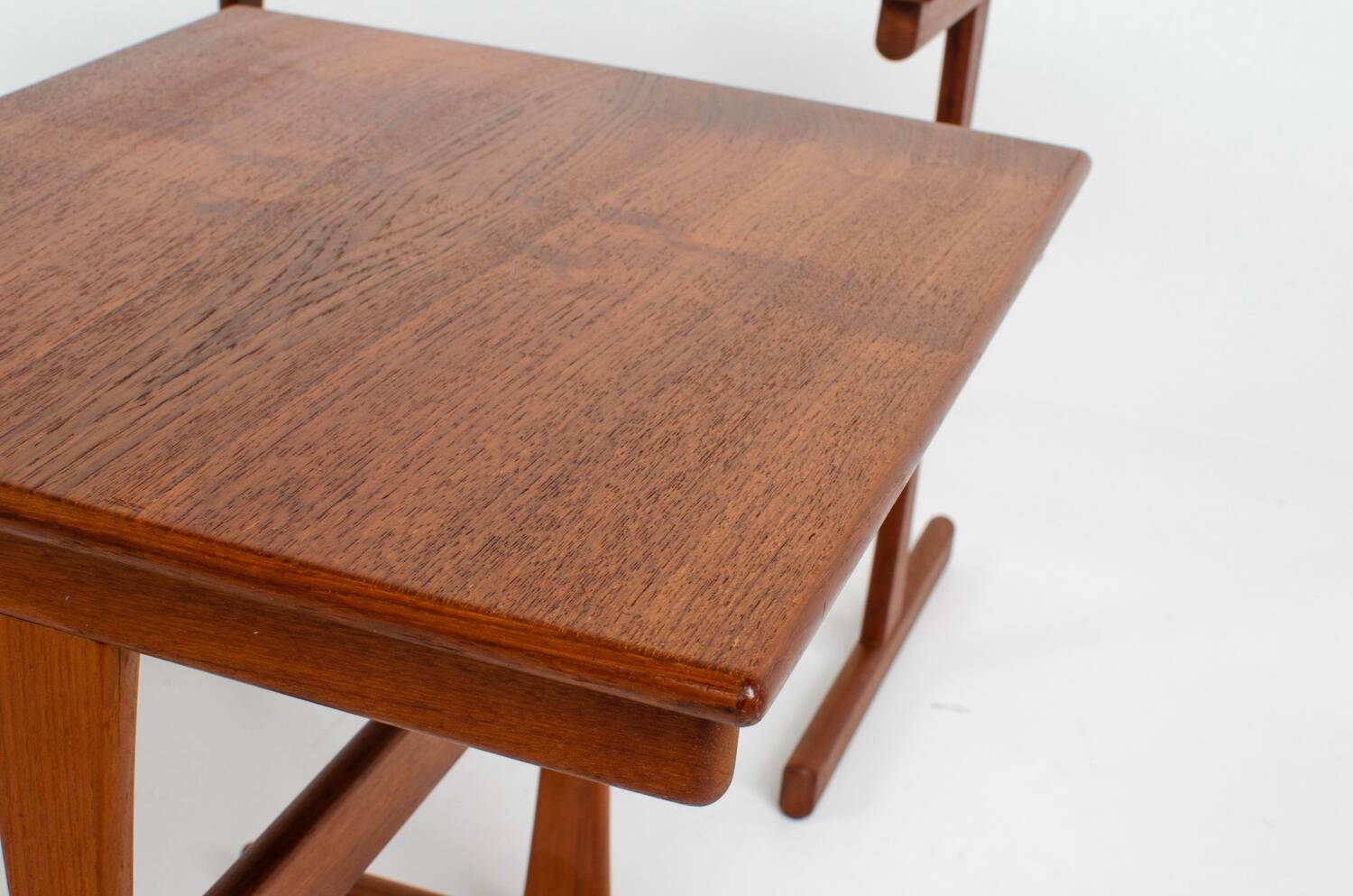 Ensemble de tables gigognes à carreaux émaillés (Danemark, années 1950).