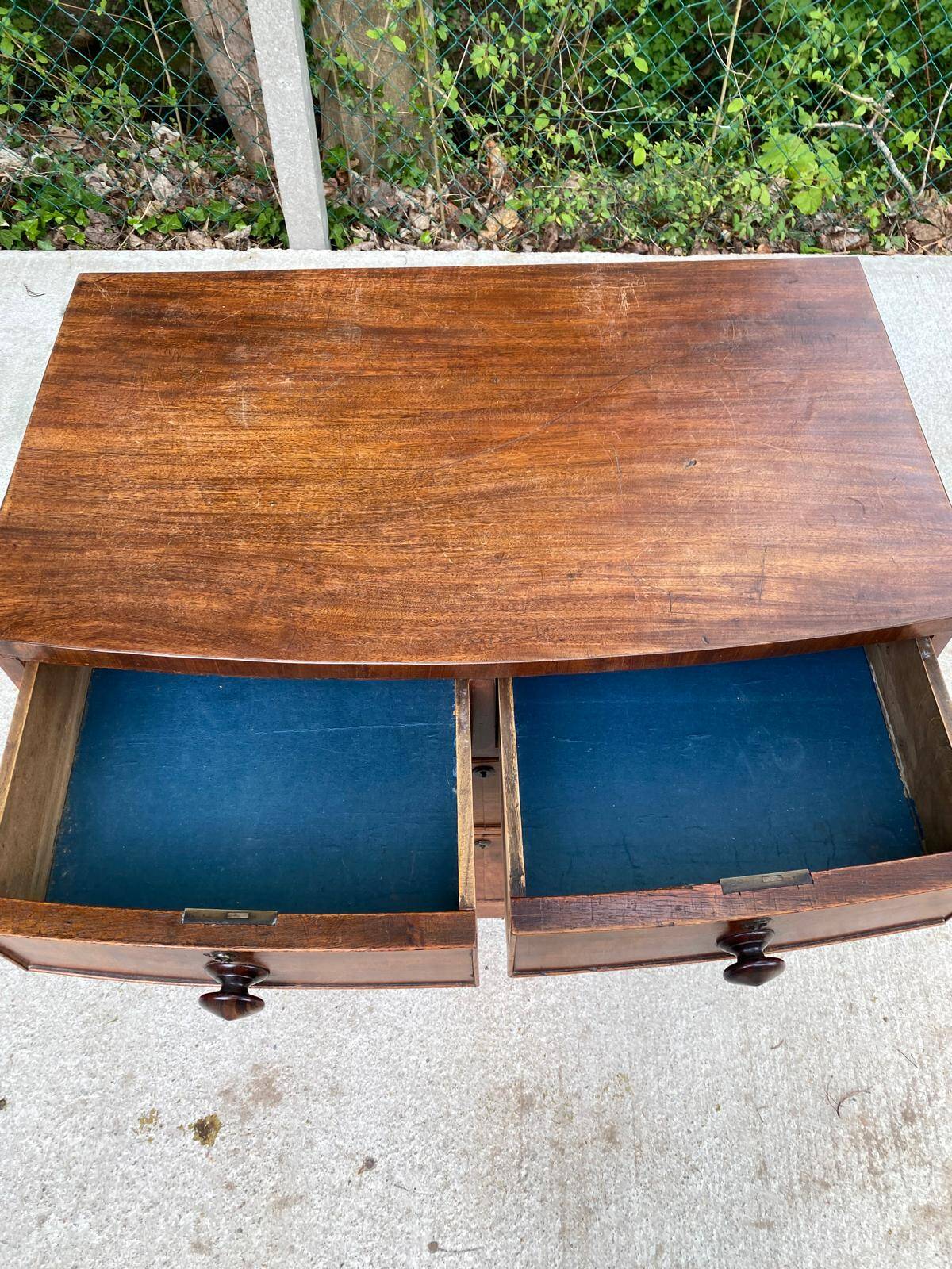 19th century English wooden chest of drawers with 4 drawers