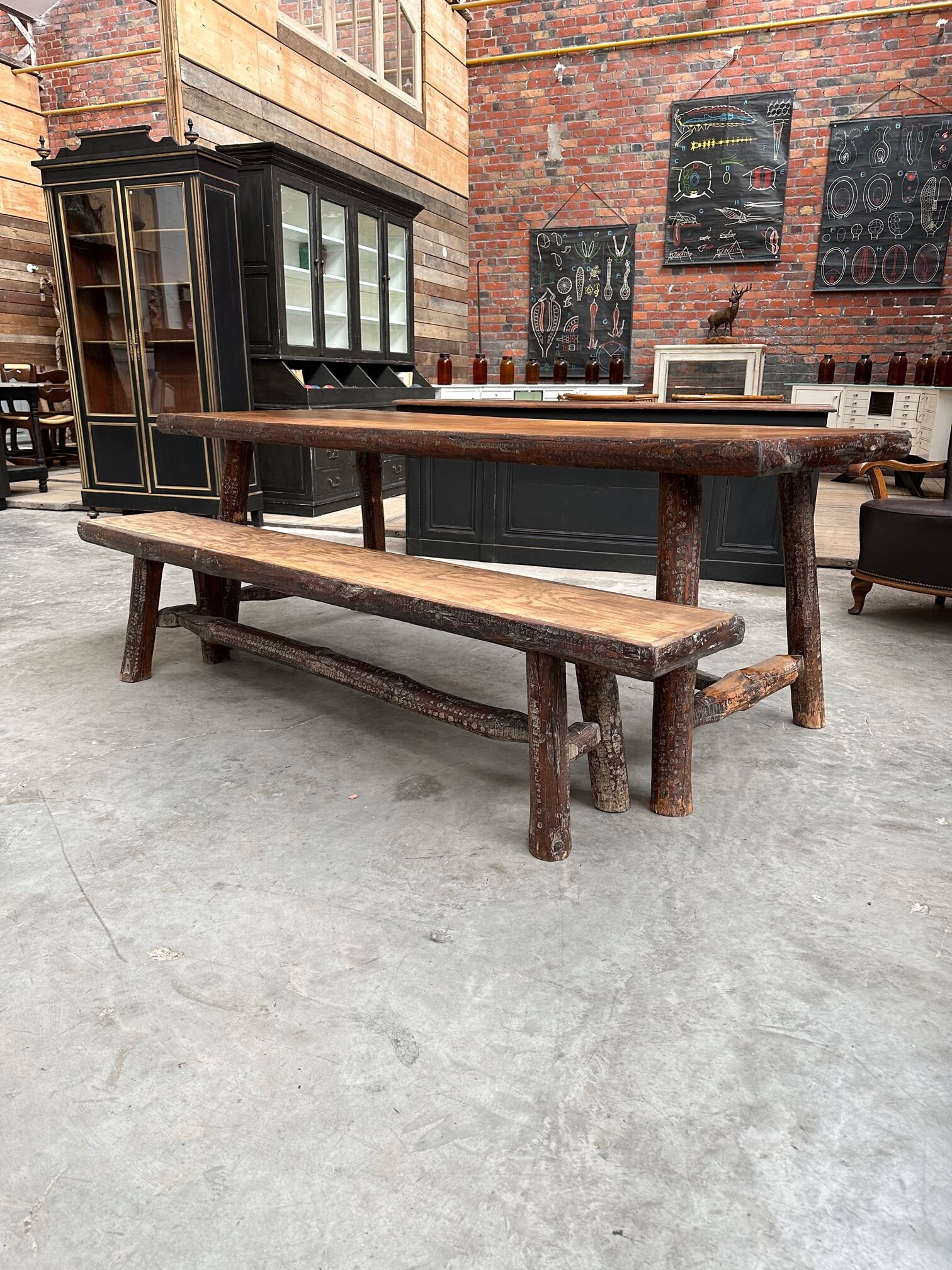 Ensemble table et son banc brutaliste
