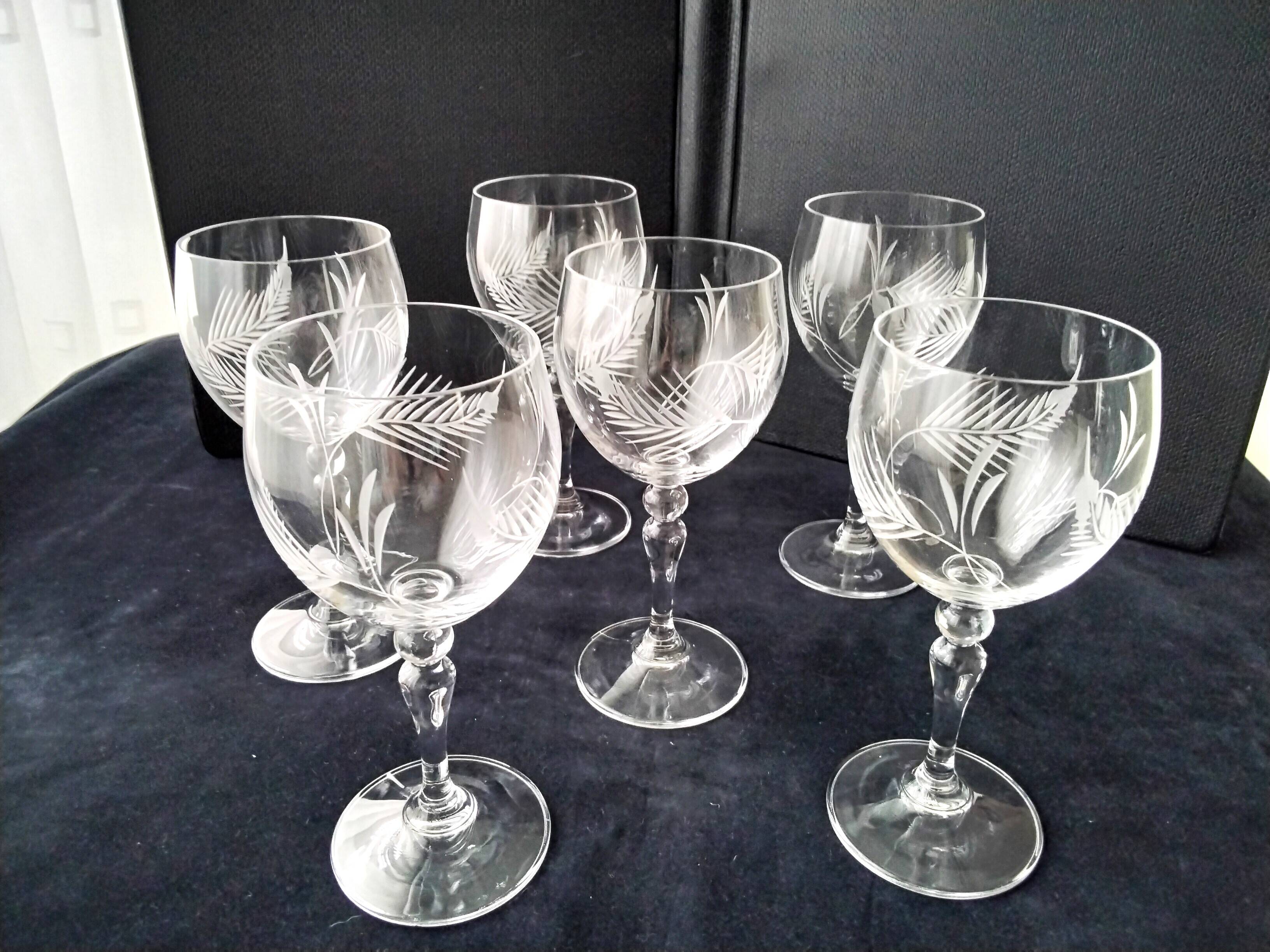 6 crystal wine glasses with a frosted design