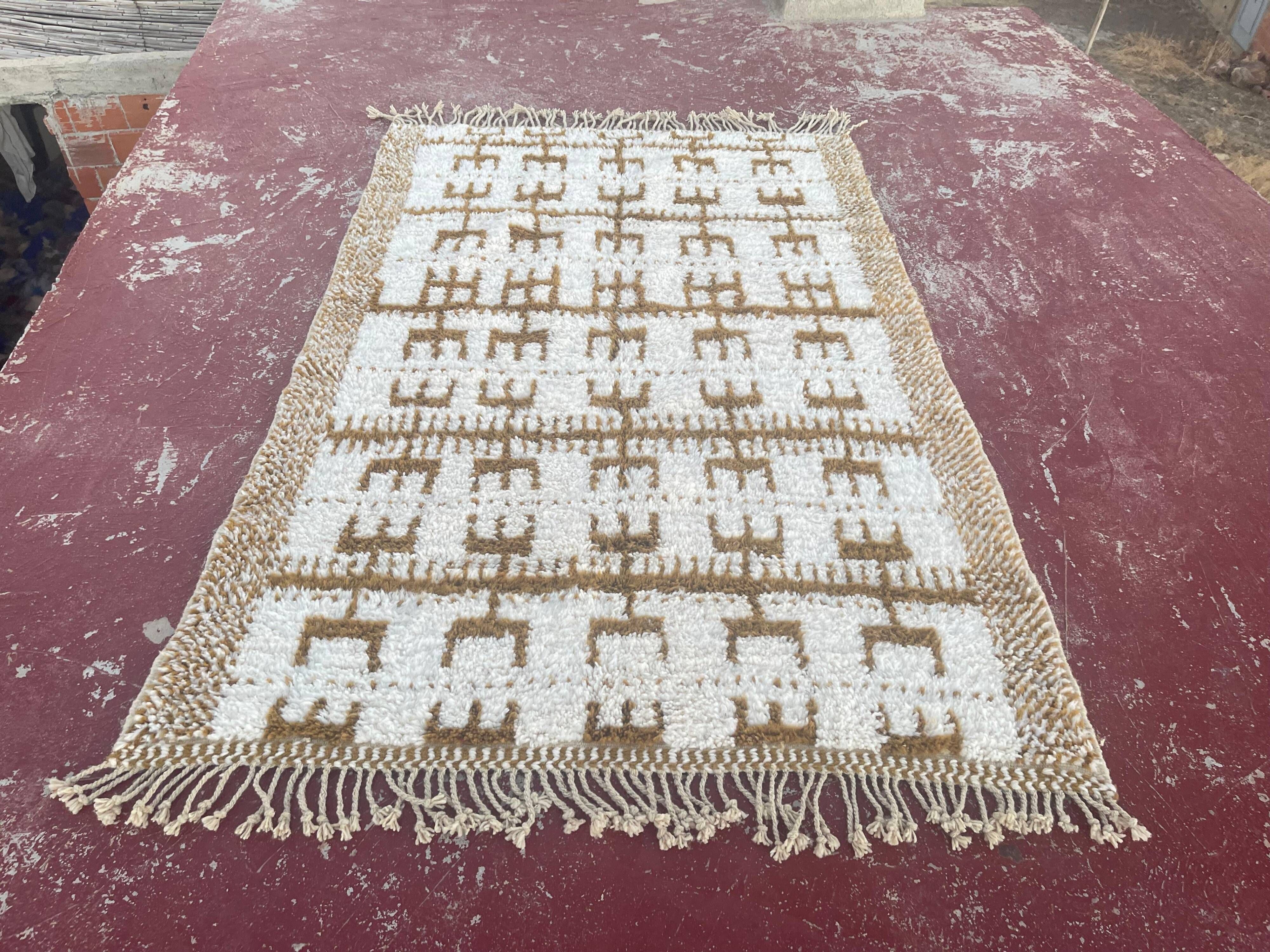 Moroccan Berber rug in cream and camel 250x200 cm – geometric patterns