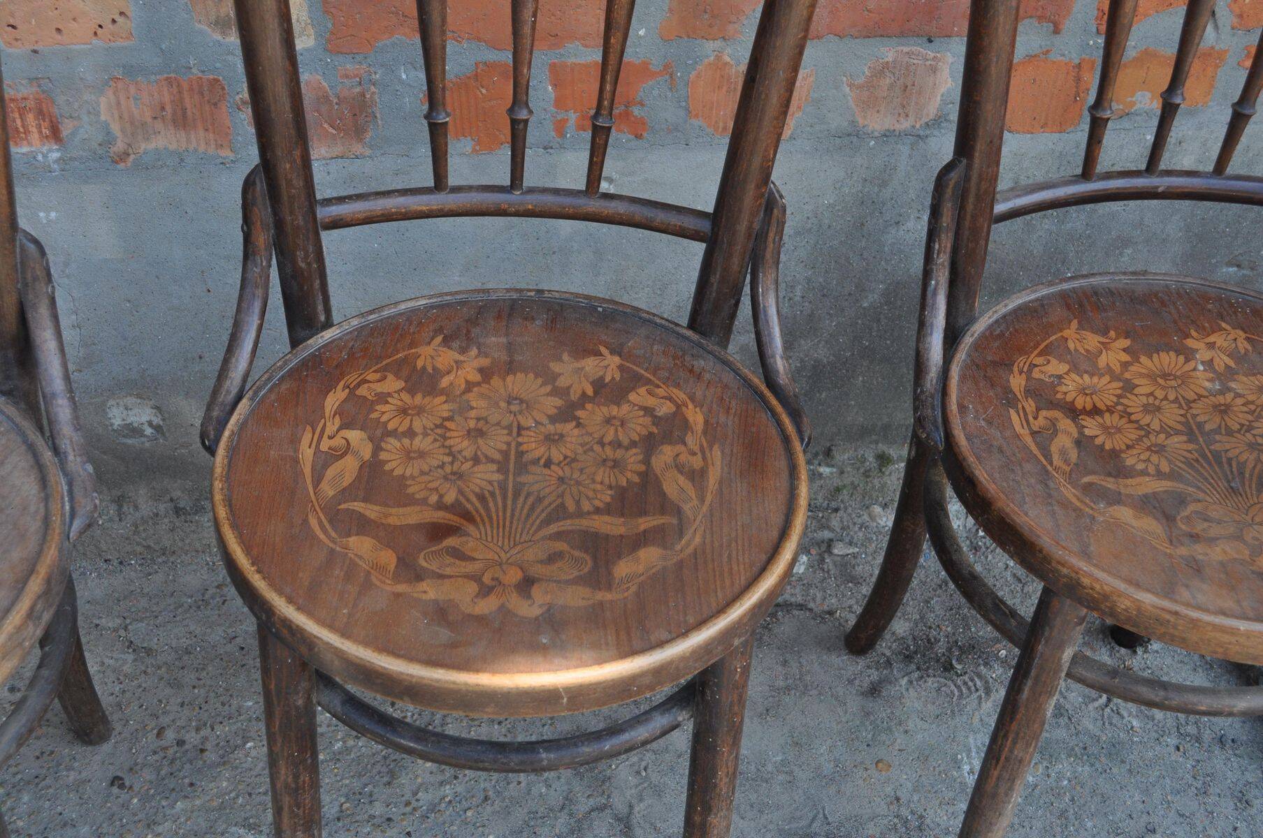 Set of 4 Thonet chairs in brown wood, 1930s bistro design, Art Nouveau curved backrest.