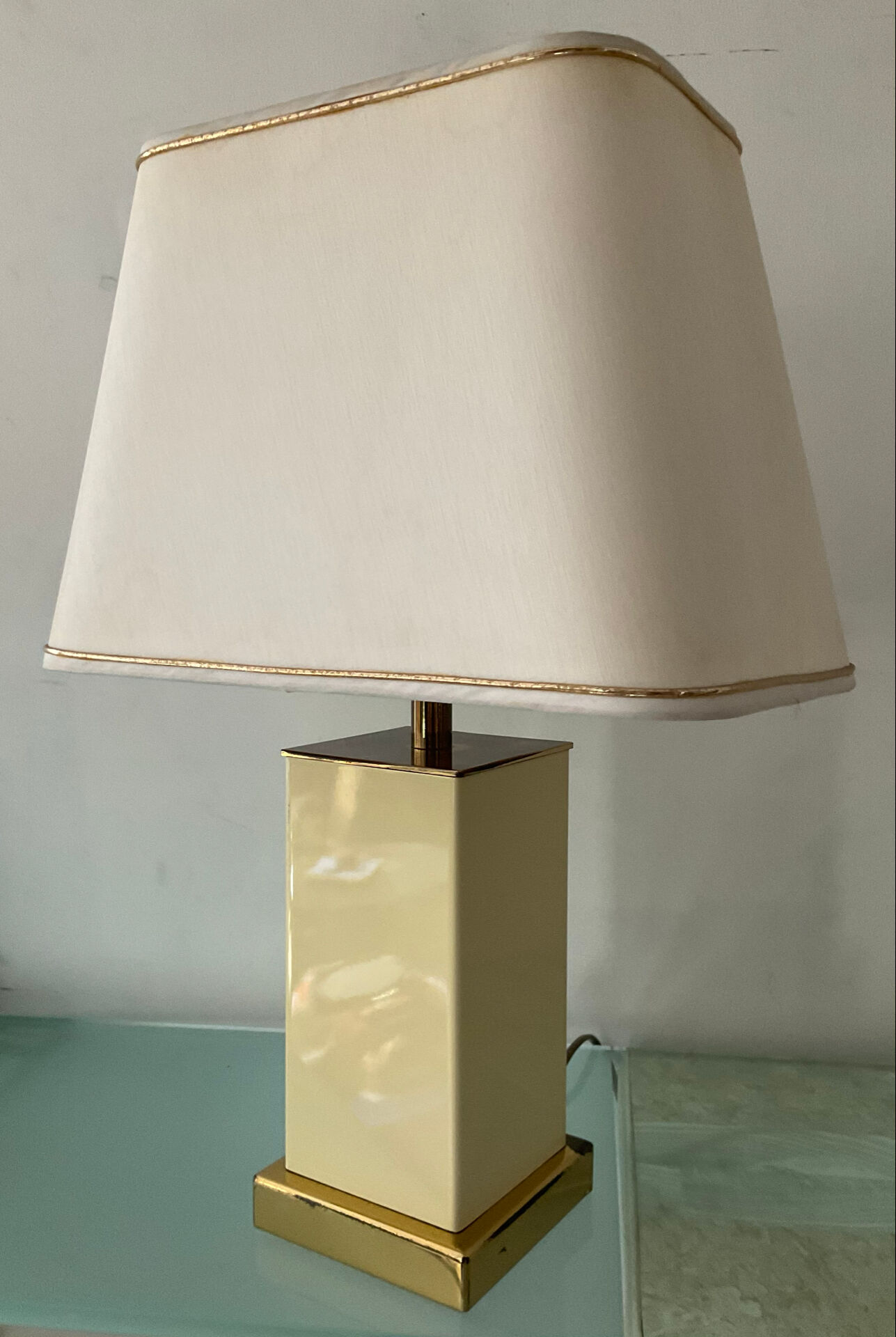 Hollywood Regency lamp in metal and brass from the 70s.