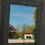 Miroir ancien chic et de style avec cadre bois sculpté en blanc cérusé et doré