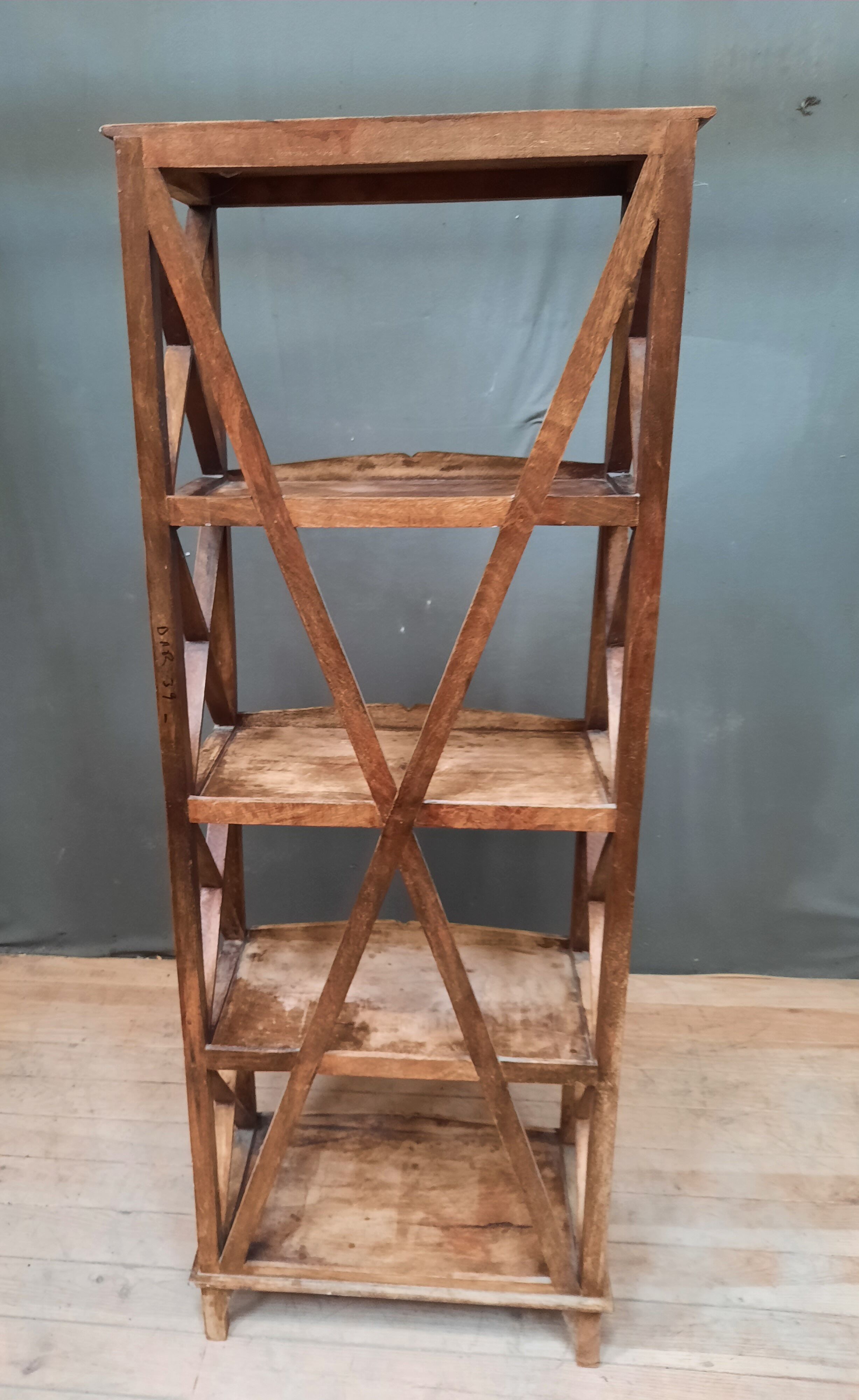 Flooring on braced feet