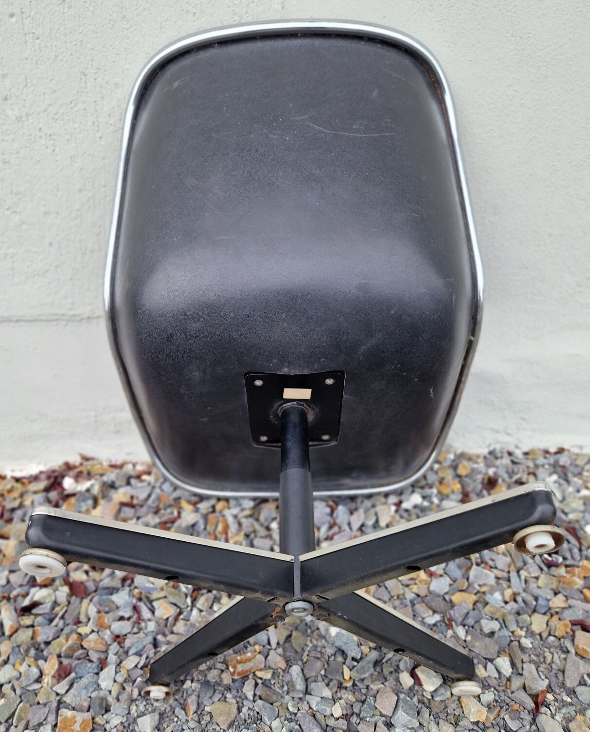 Charles Pollock swivel chair for Knoll