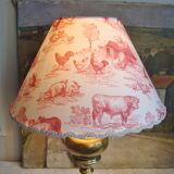 Lampe ancienne en laiton avec son abat-jour en toile de jouy motifs animaux de la ferme