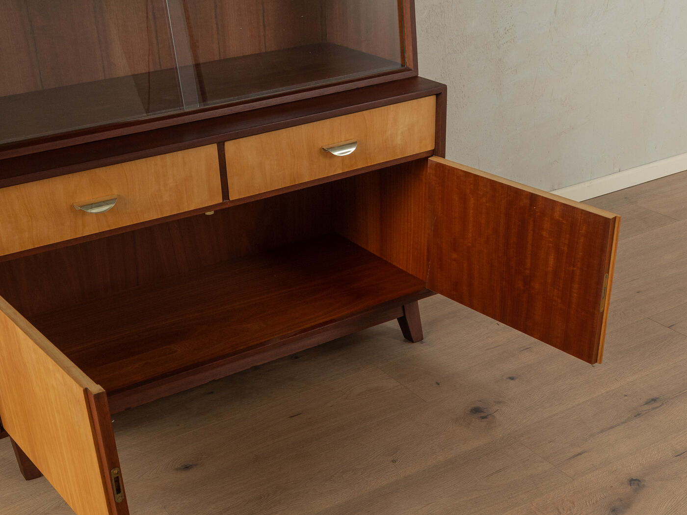 Display cabinet from the 1950s