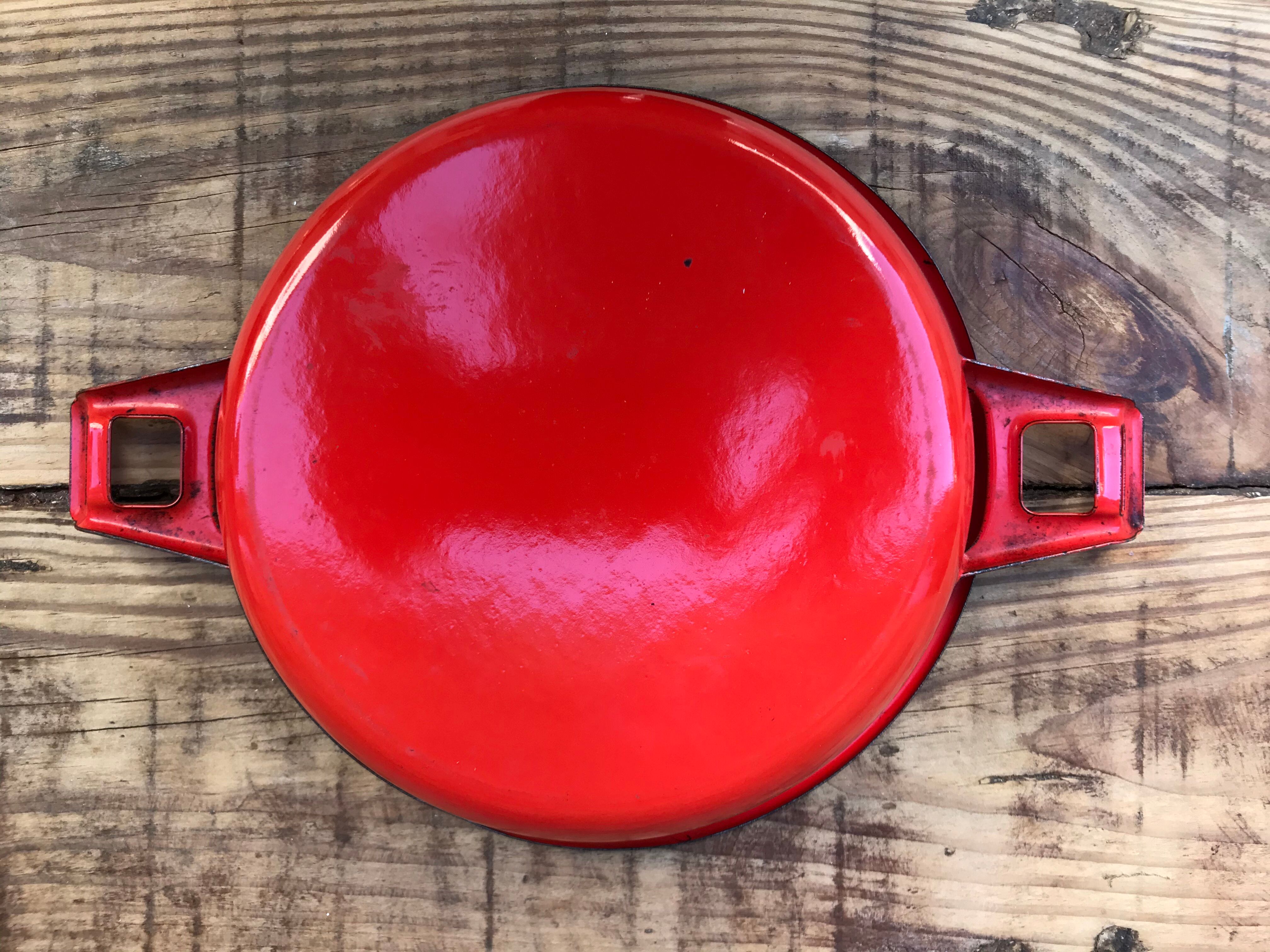 Round dish in red enamel