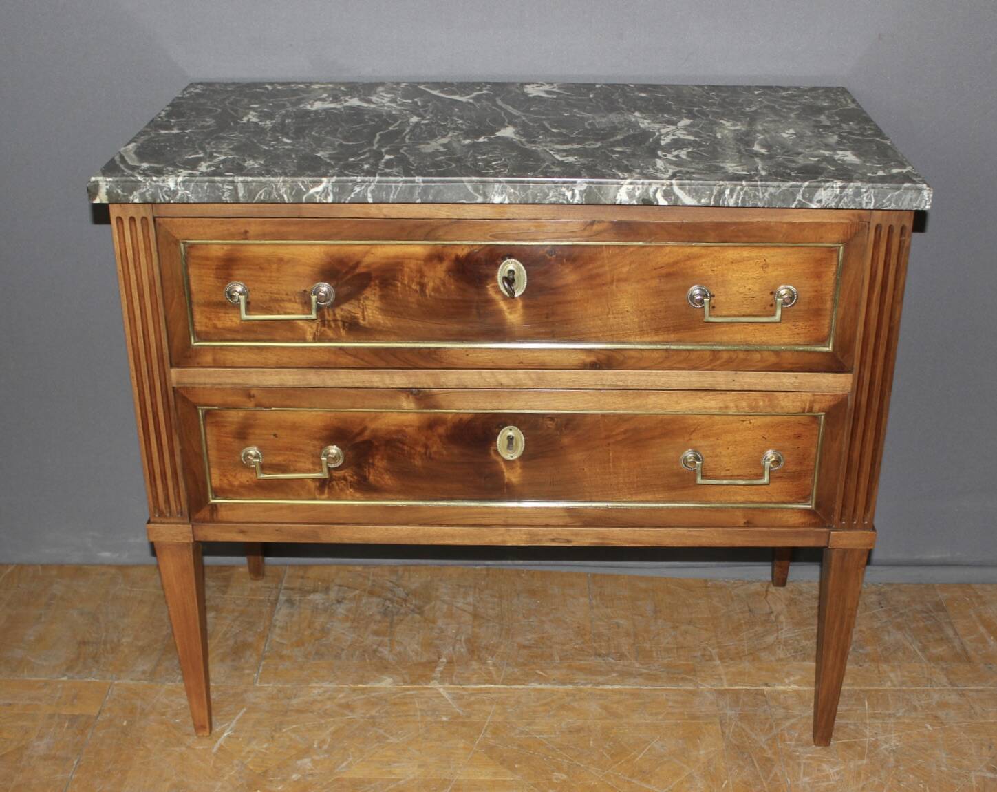 Commode Sauteuse Louis XVI en Noyer Fin XVIIIe