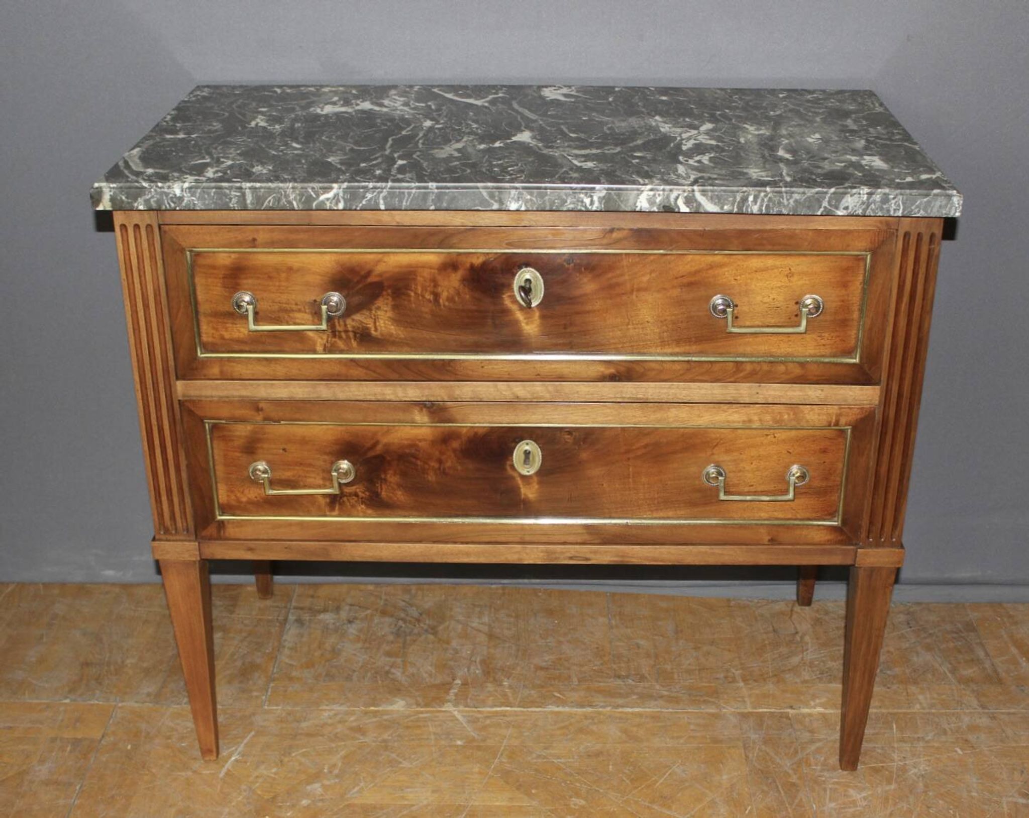 Commode Sauteuse Louis XVI en Noyer Fin XVIIIe