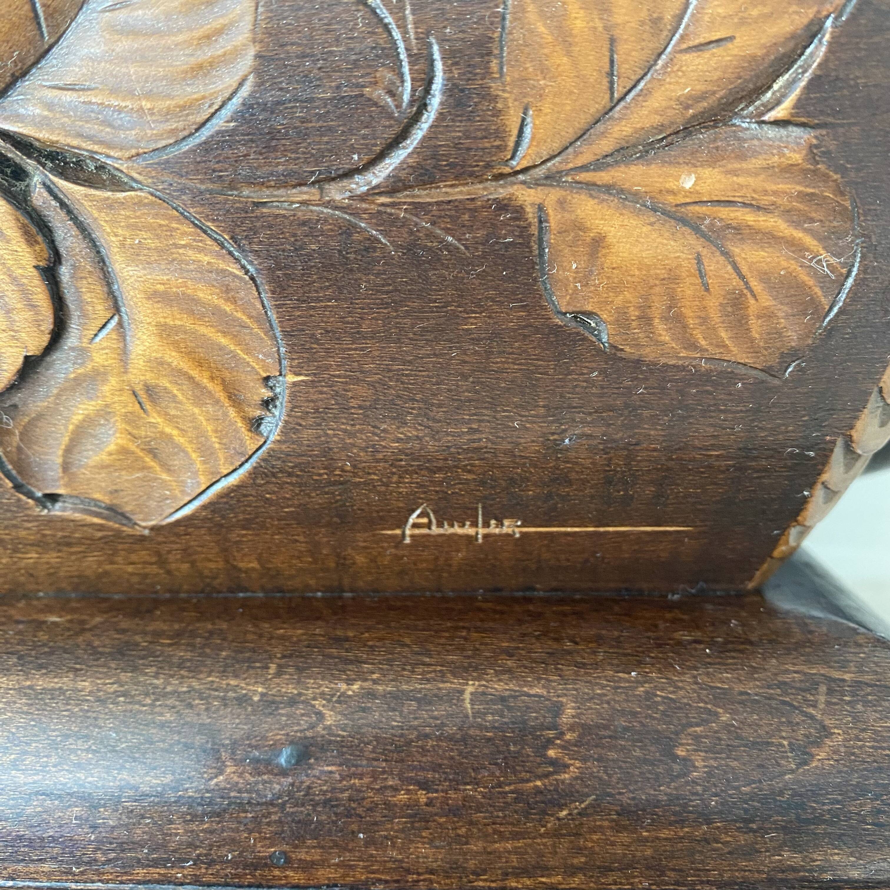 Art Deco jardinière in carved wood, decorated with roses.
