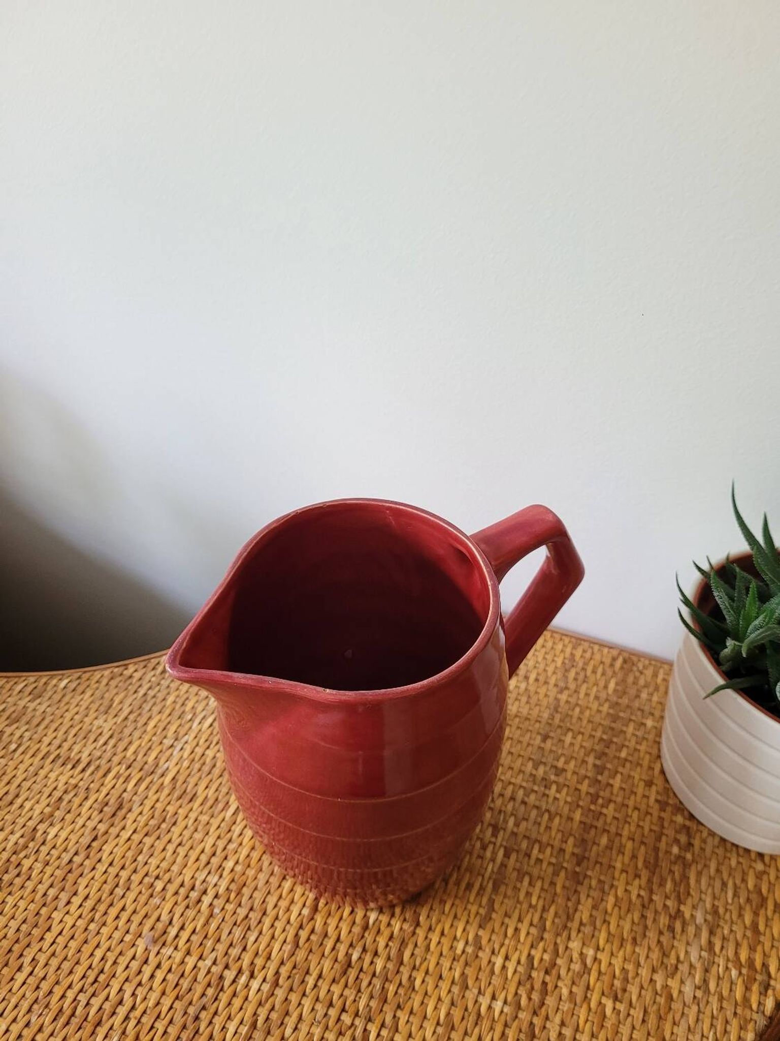 Pichet en porcelaine vernissée