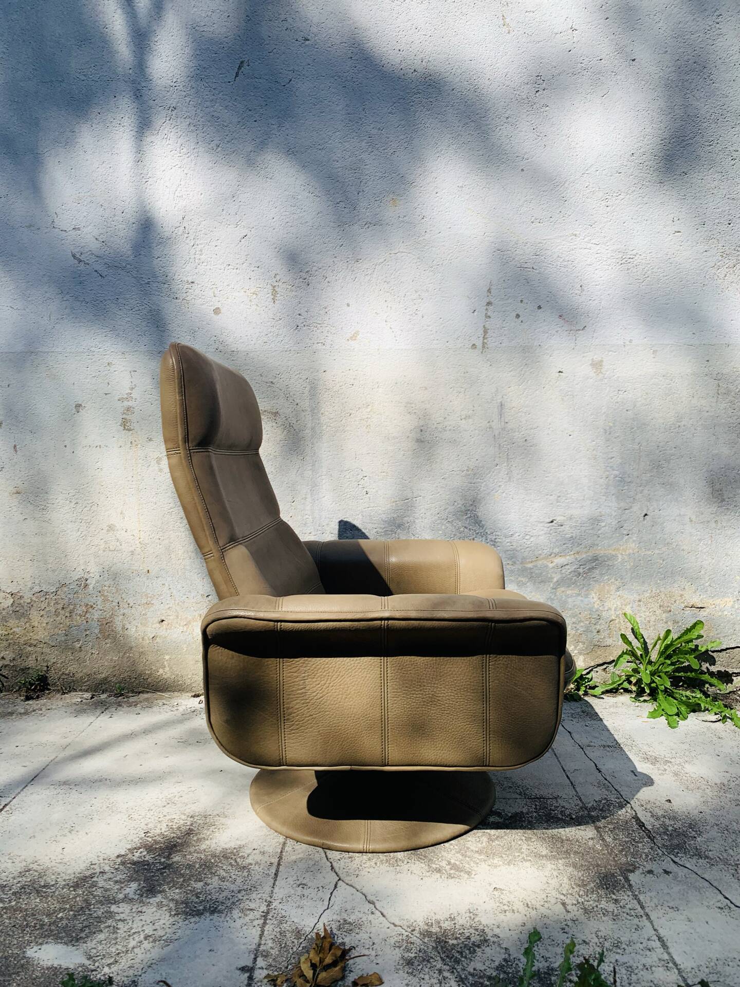 Vintage De Sede leather swivel chair, tulip base.