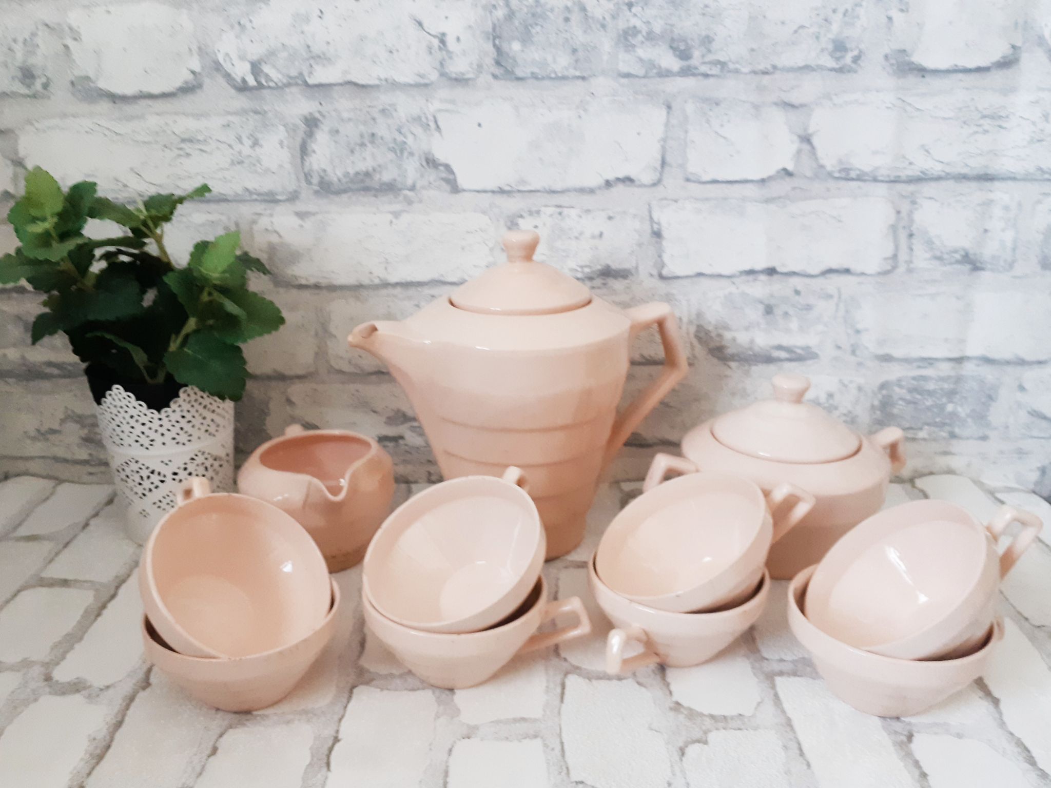 Coffee and tea service in faience of Saint Amand, pink, art deco