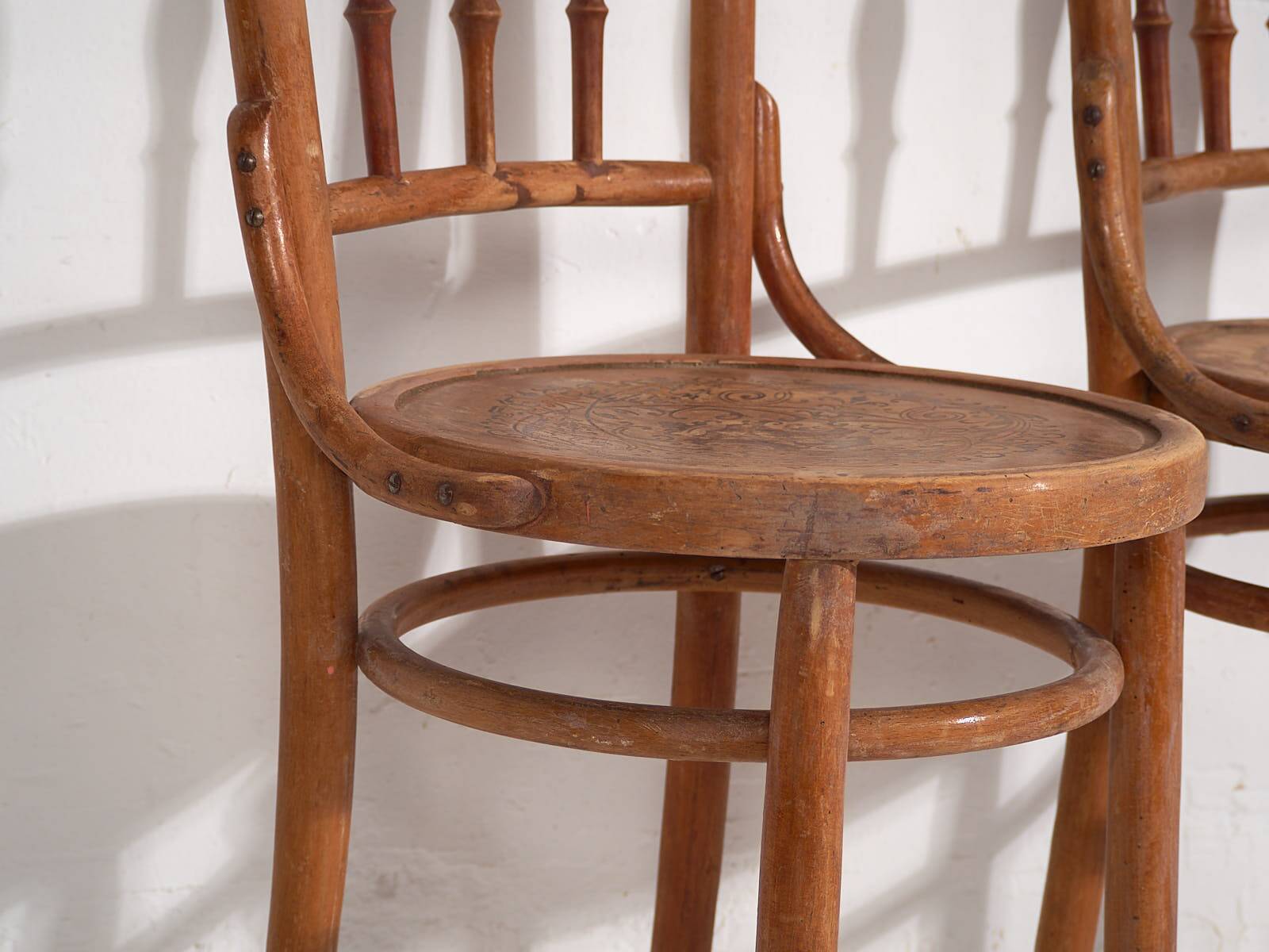 Anciennes chaises Thonet avec assise gravée (c.1920). Ensemble de 2 pièces