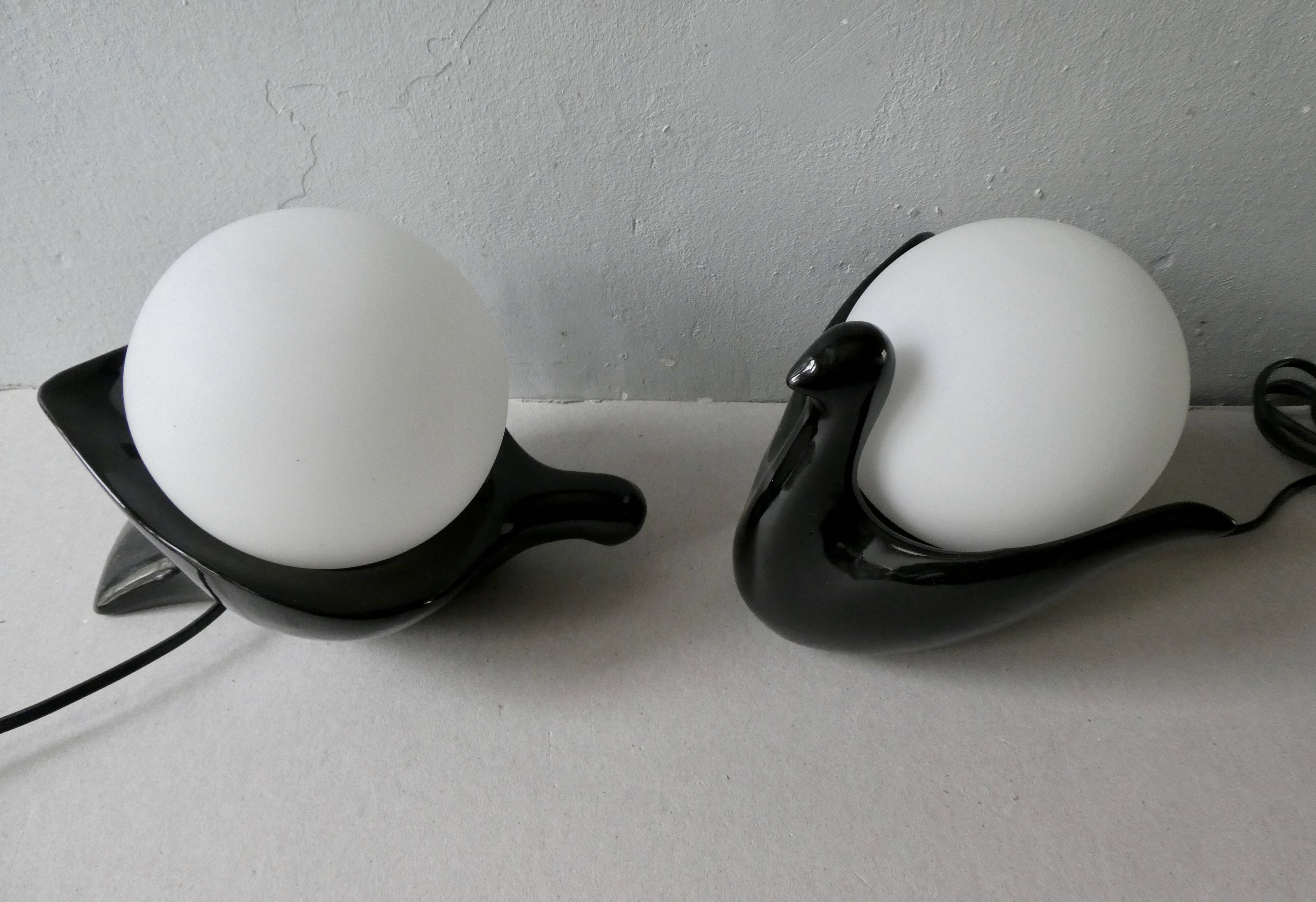 Paire de lampes oiseaux en céramique et opaline