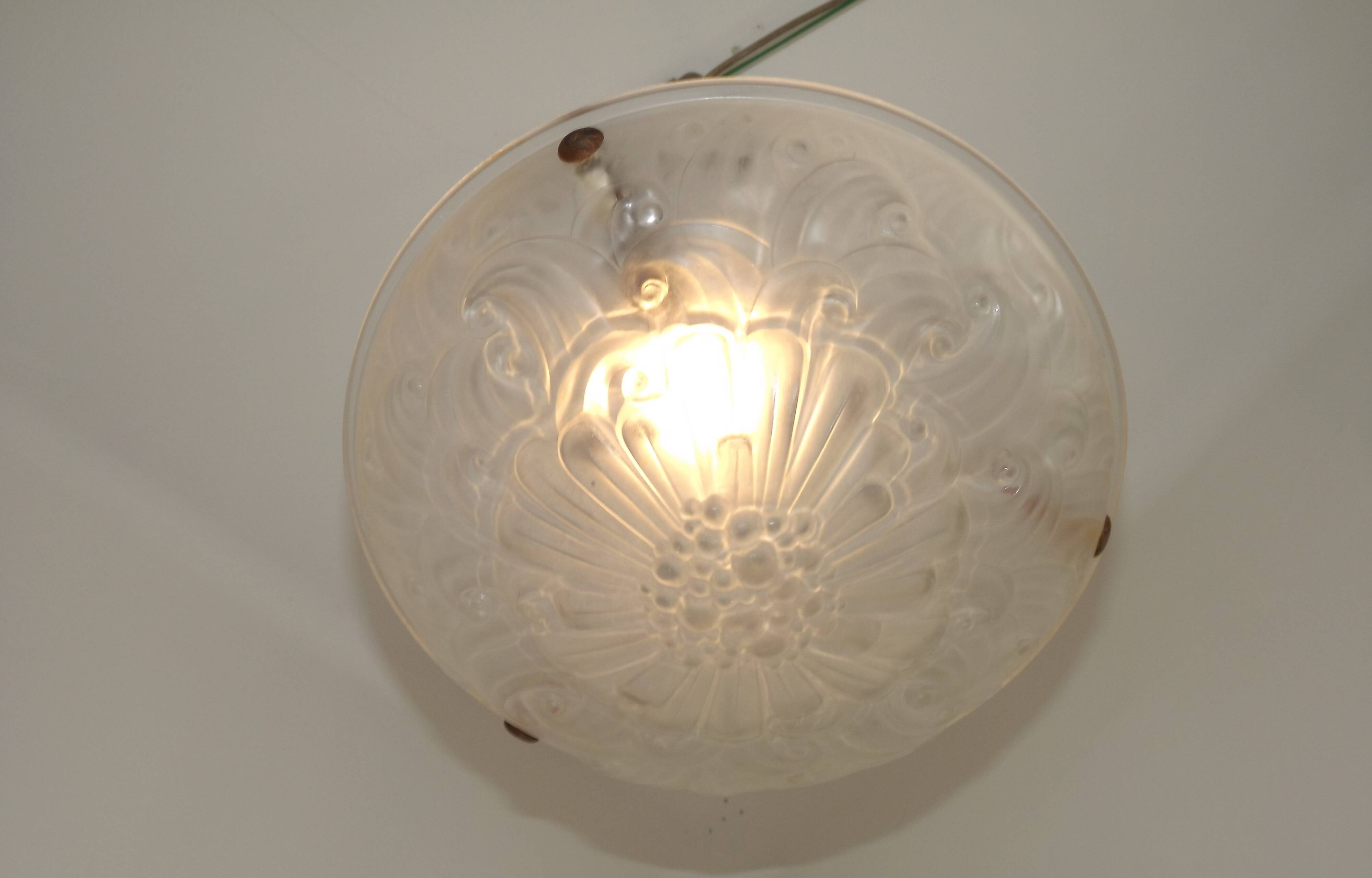 Lustre en pâte de verre blanche Art Déco français signé Sousman Déposé.