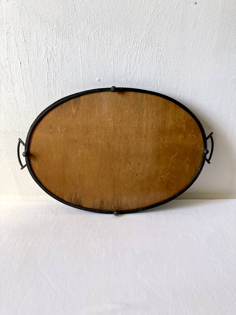 Vintage oval plateau in moulded resin and hammered metal, signed Datty.