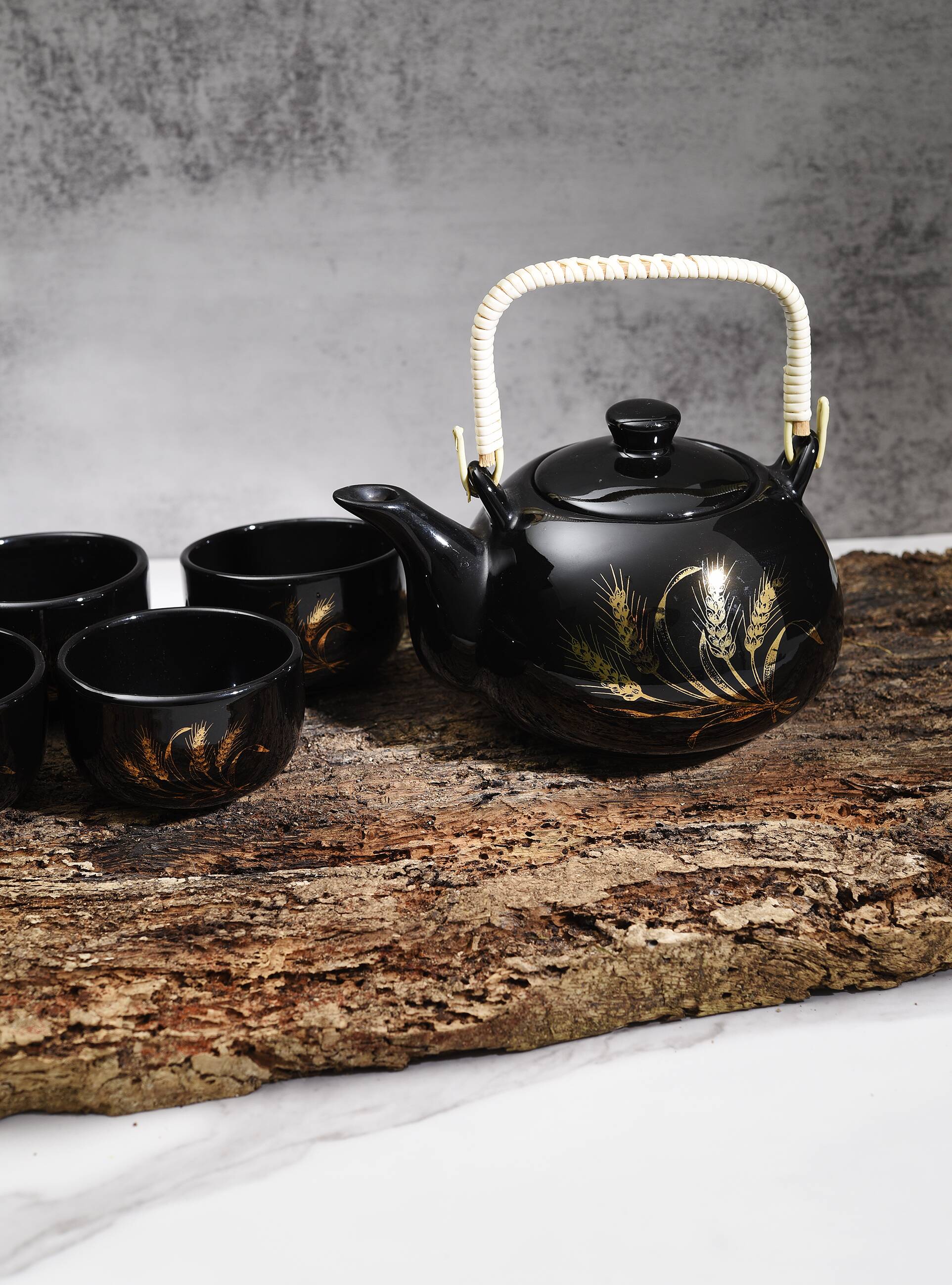 Japanese tea service, teapot and 6 cups, black, gold pattern.