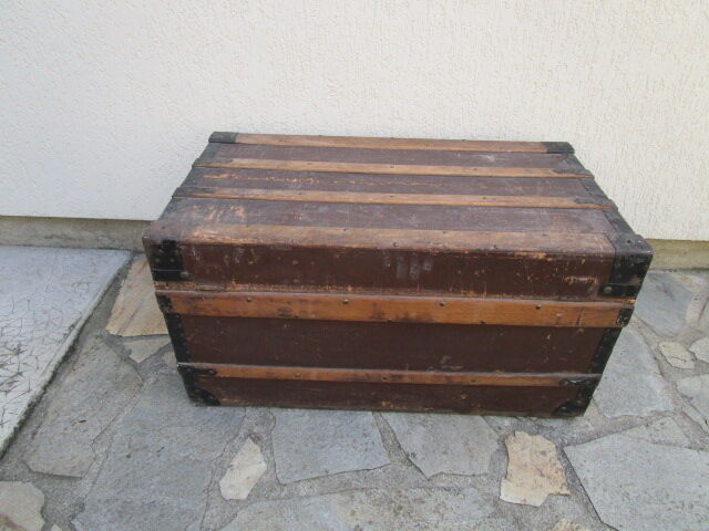 Trunk/old wooden chest