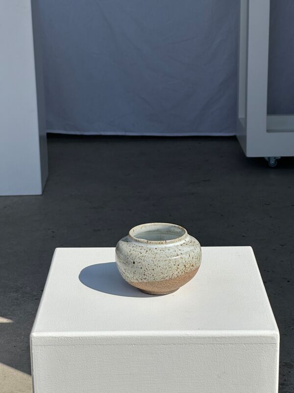 Petit vase blanc boule col resserré en céramique mouchetée glacée
