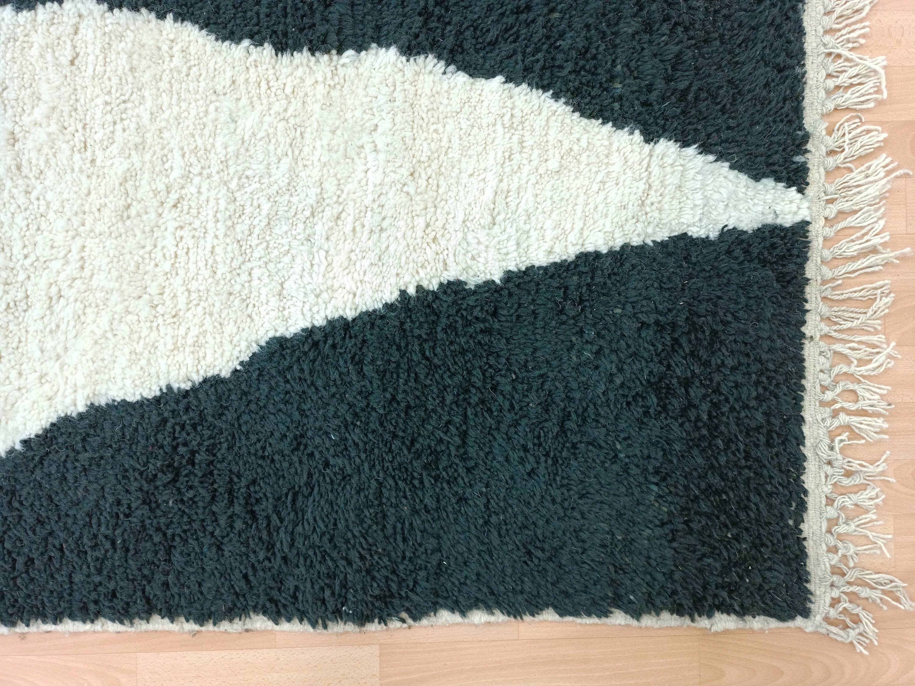 Moroccan wool rug handwoven 2.5x1.5 m