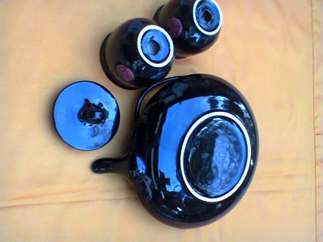 Head-to-head in ceramics - teapot and its 2 cups