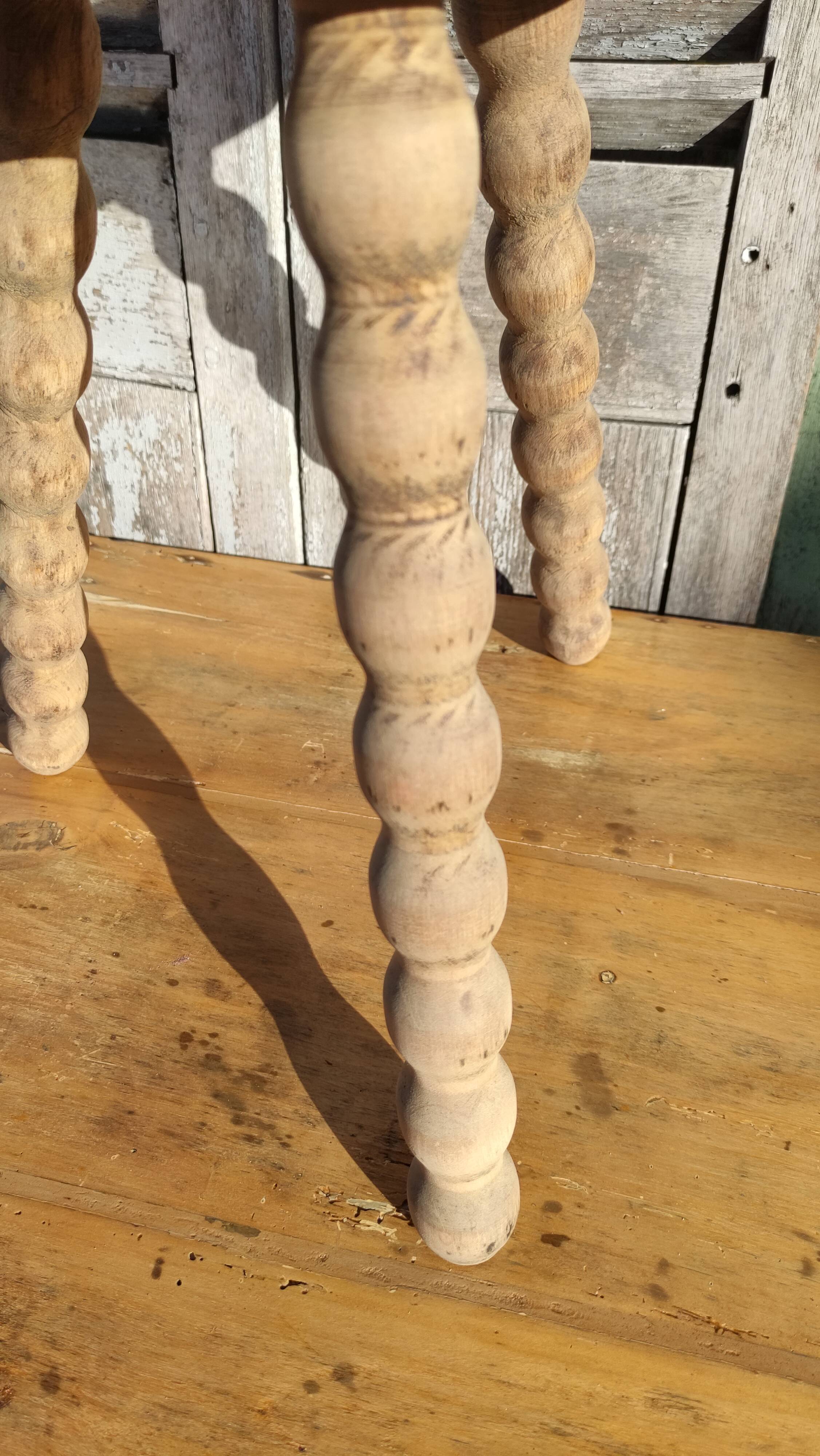 Tabouret tripode de vacher en bois brut