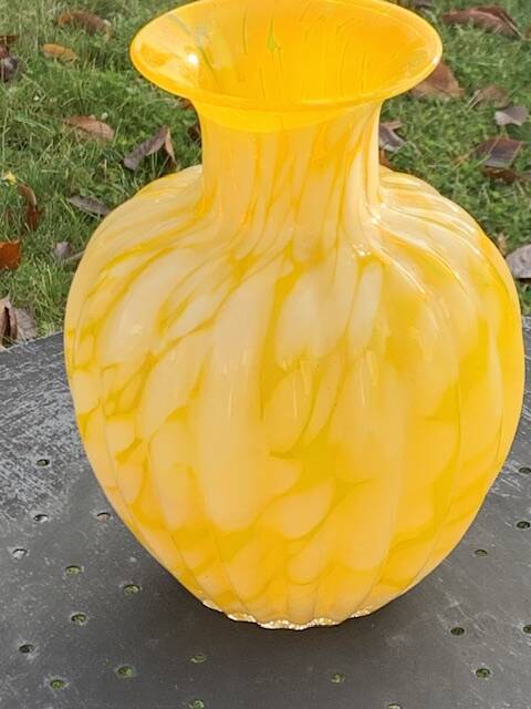 Vase en verre de clichy jaune et blanc, vintage