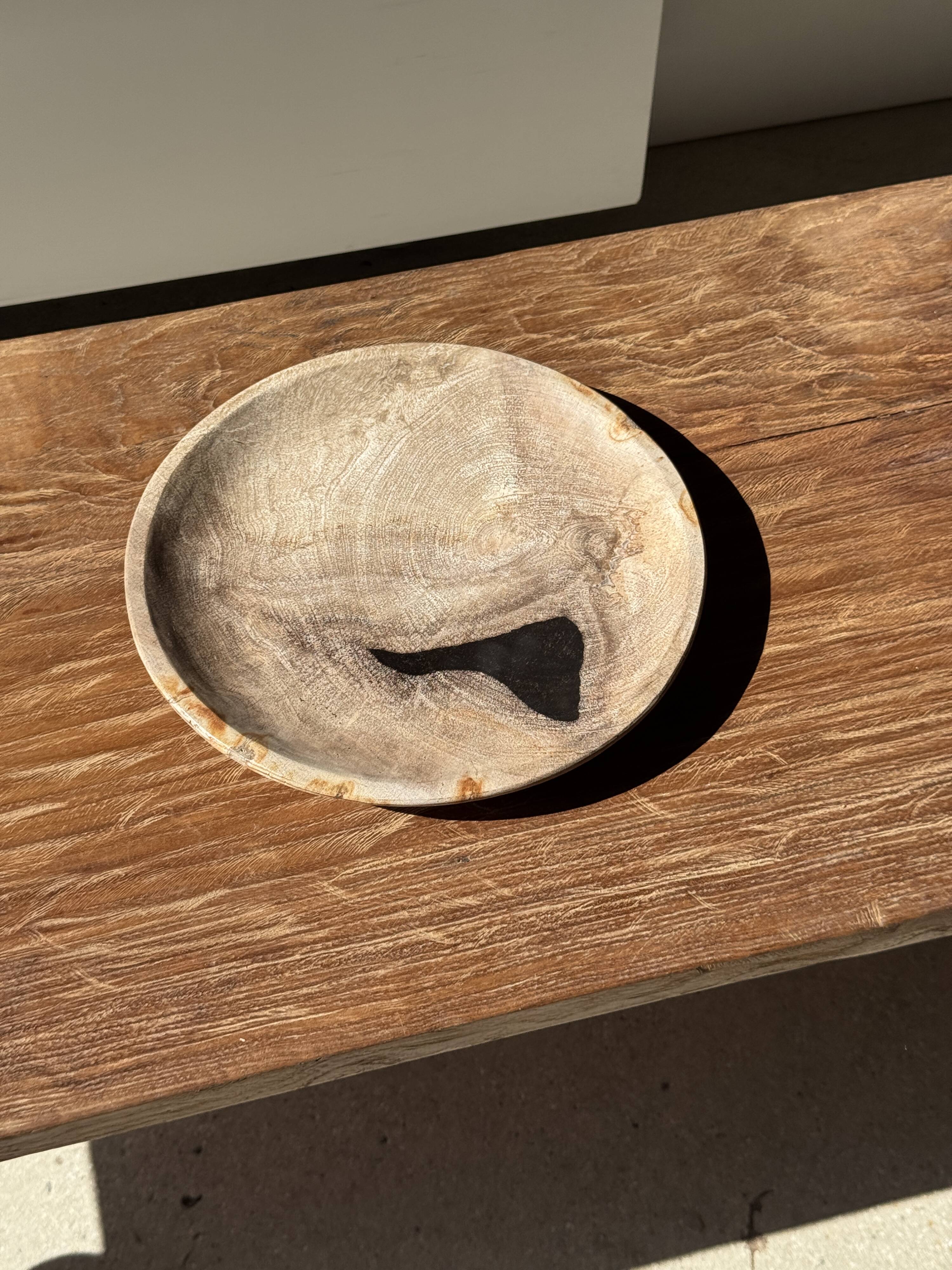 Vide poche, plat ou assiette circulaire en bois pétrifié beige tache noire