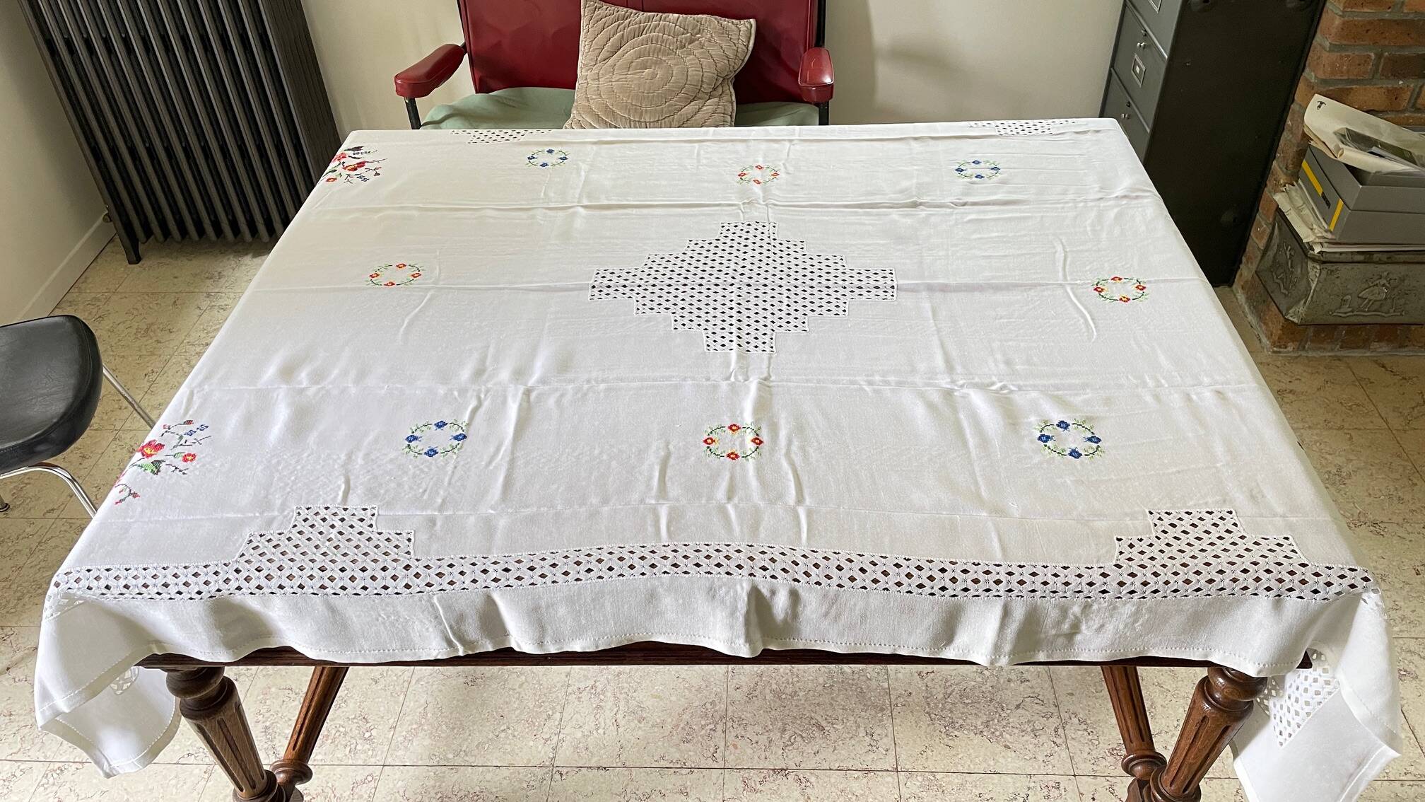 Embroidered tablecloth and 12 vintage napkins