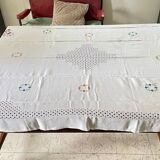 Embroidered tablecloth and 12 vintage napkins