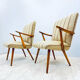 Une paire de chaises vintage avec des rayures