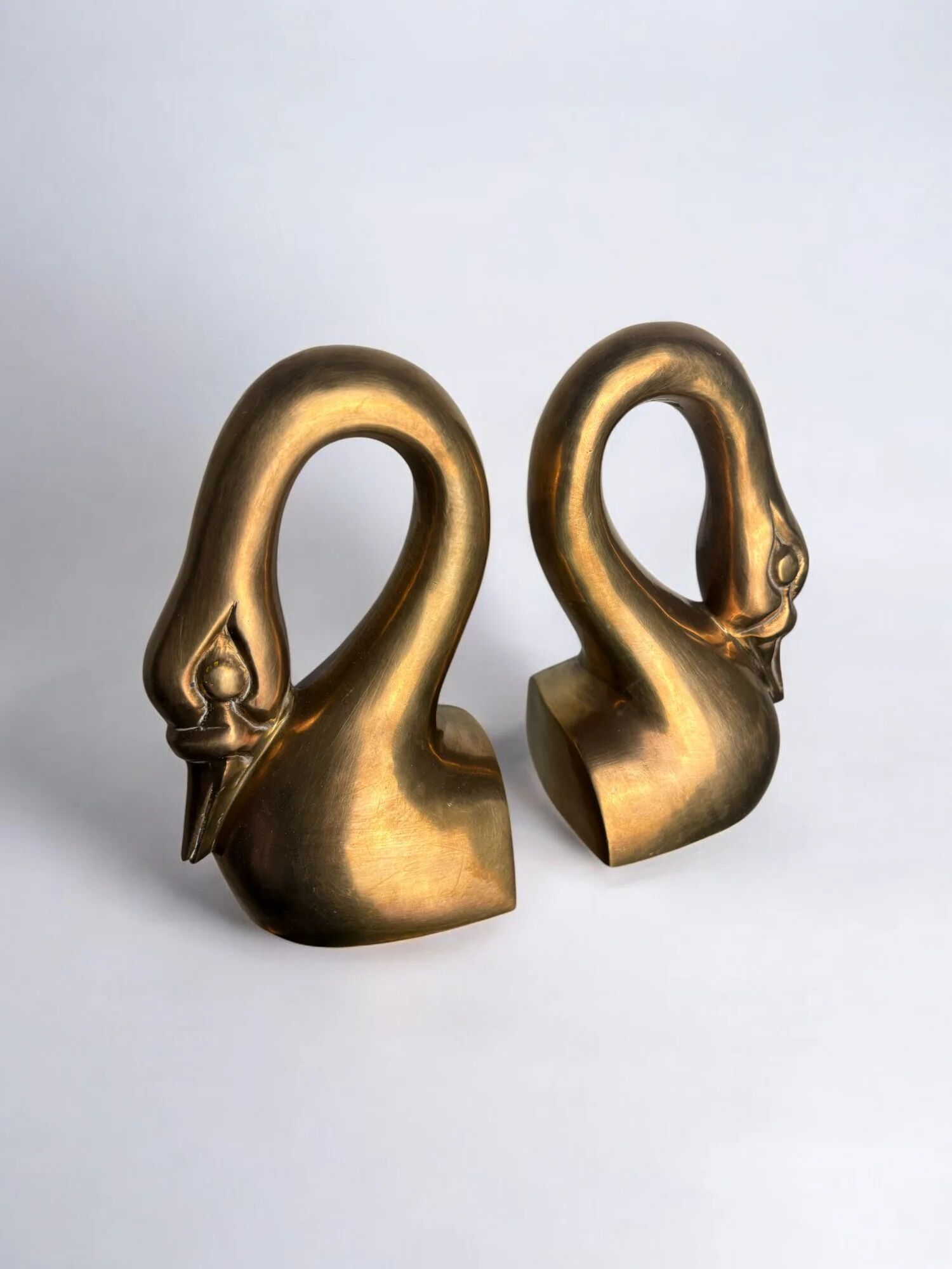 Paire de serre-livres Art déco en laiton en forme de cygne, France, années 1960