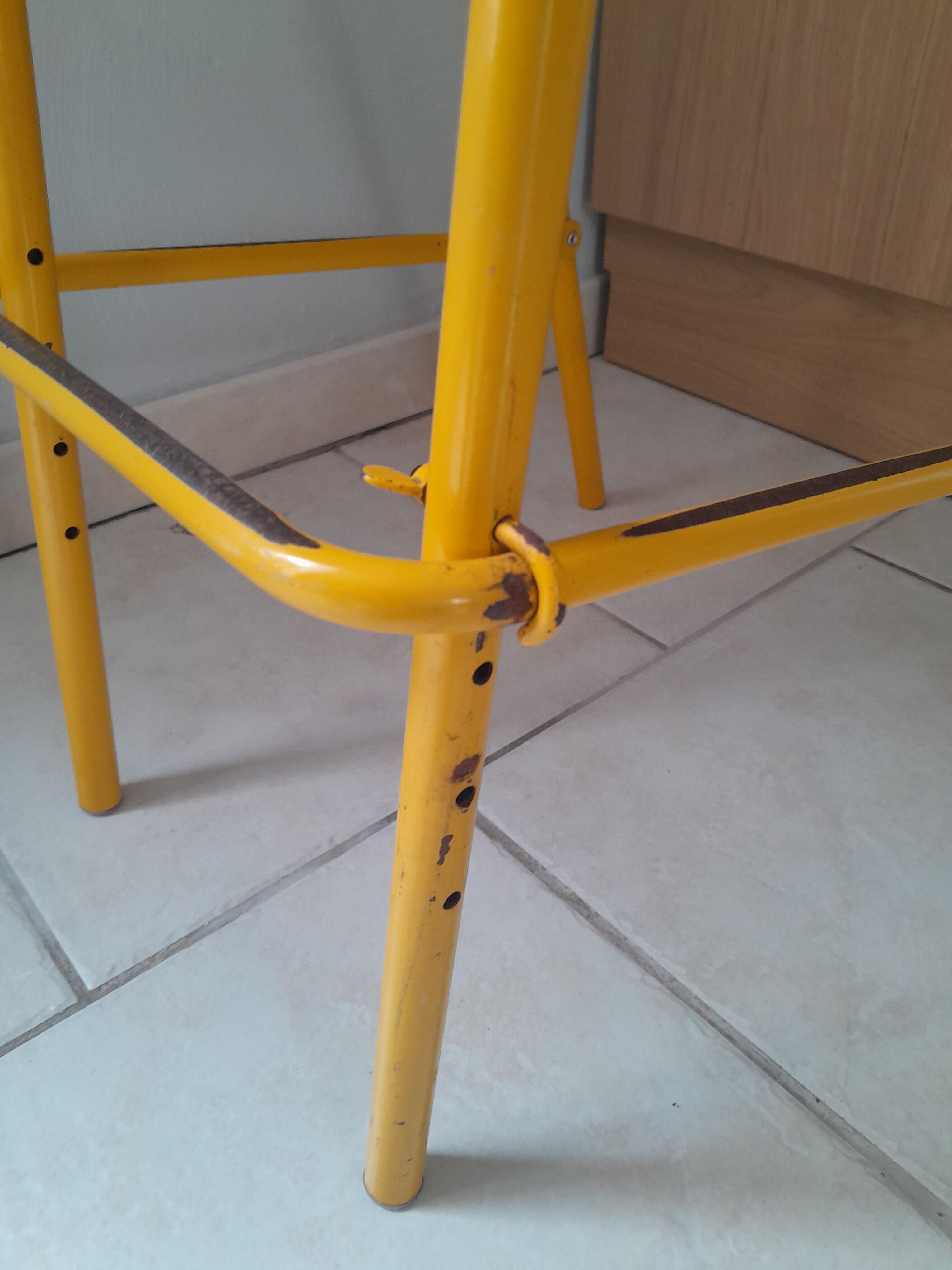 Chaise haute d'école vintage