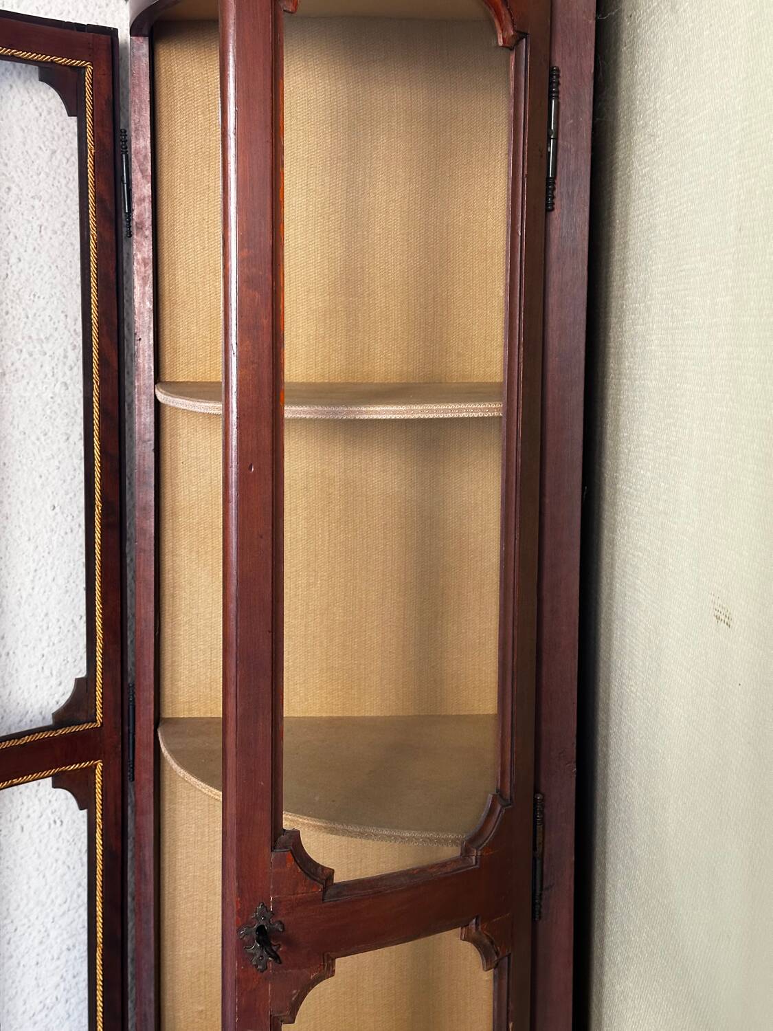 Corner display cabinet veneered in mahogany - Victorian - 20th century