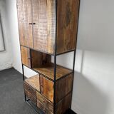Armoire en bois ancien avec structure en métal noir