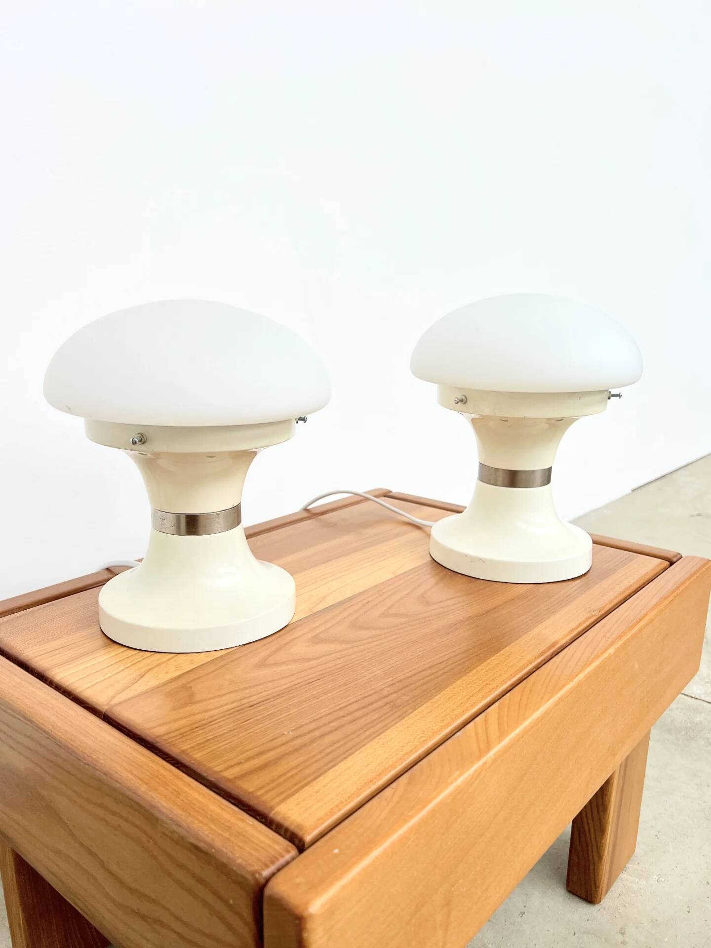 Paire de lampes champignon — Opaline blanche et métal laqué — Années 70