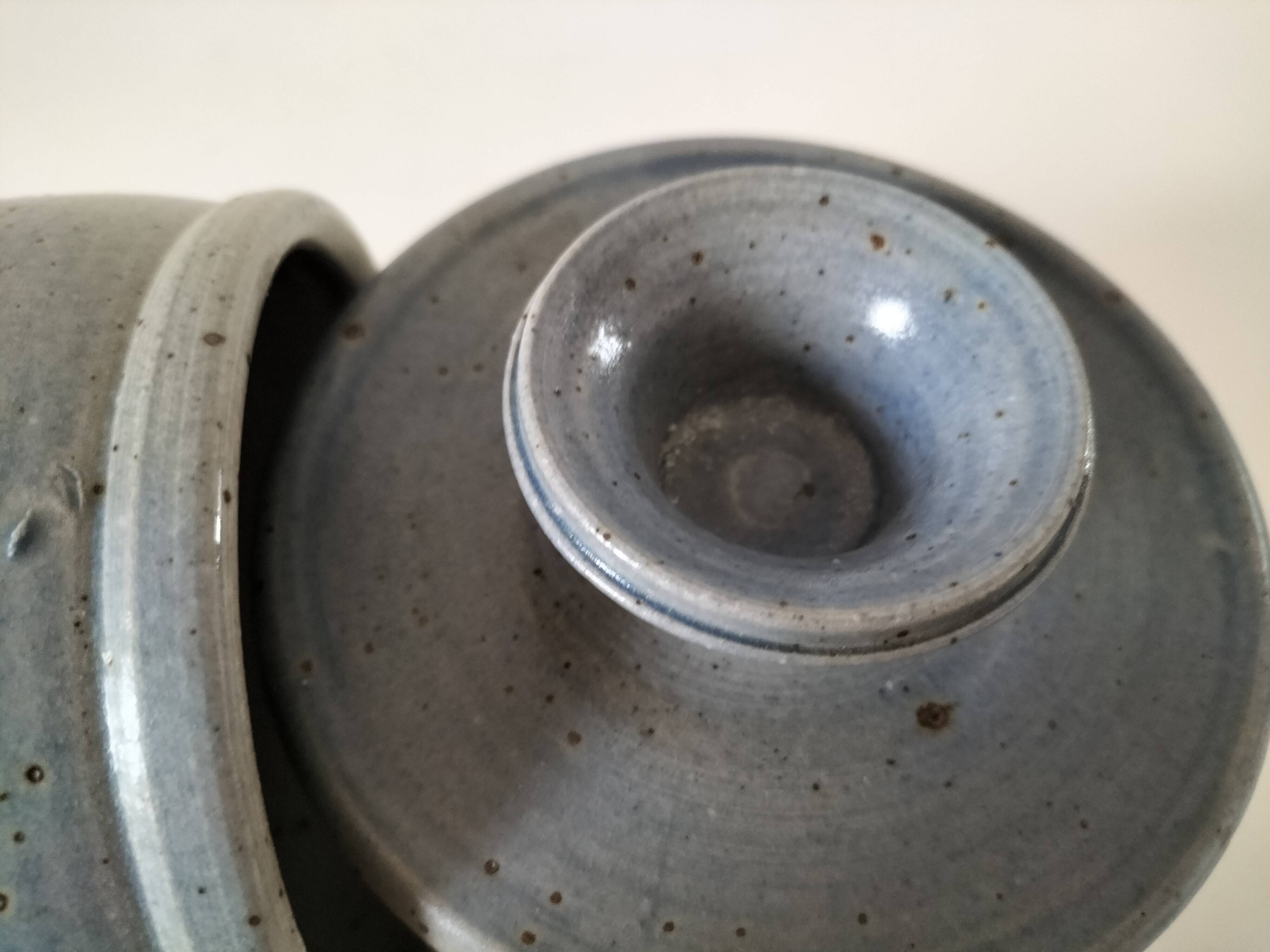 Beurrier à eau en grès artisanal bleu-gris moucheté