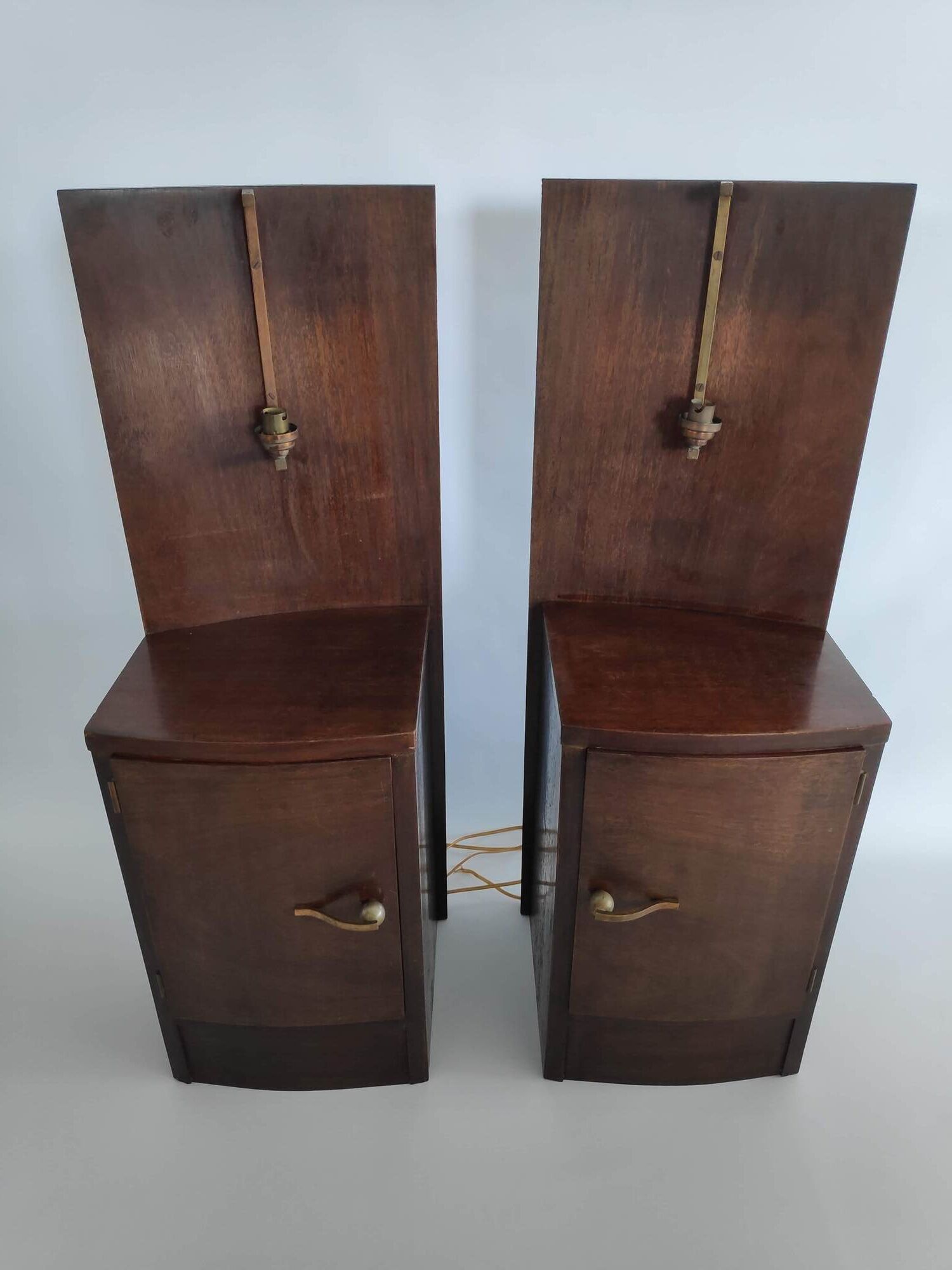 Paire de tables de chevets Art Déco éclairées en bois et laiton