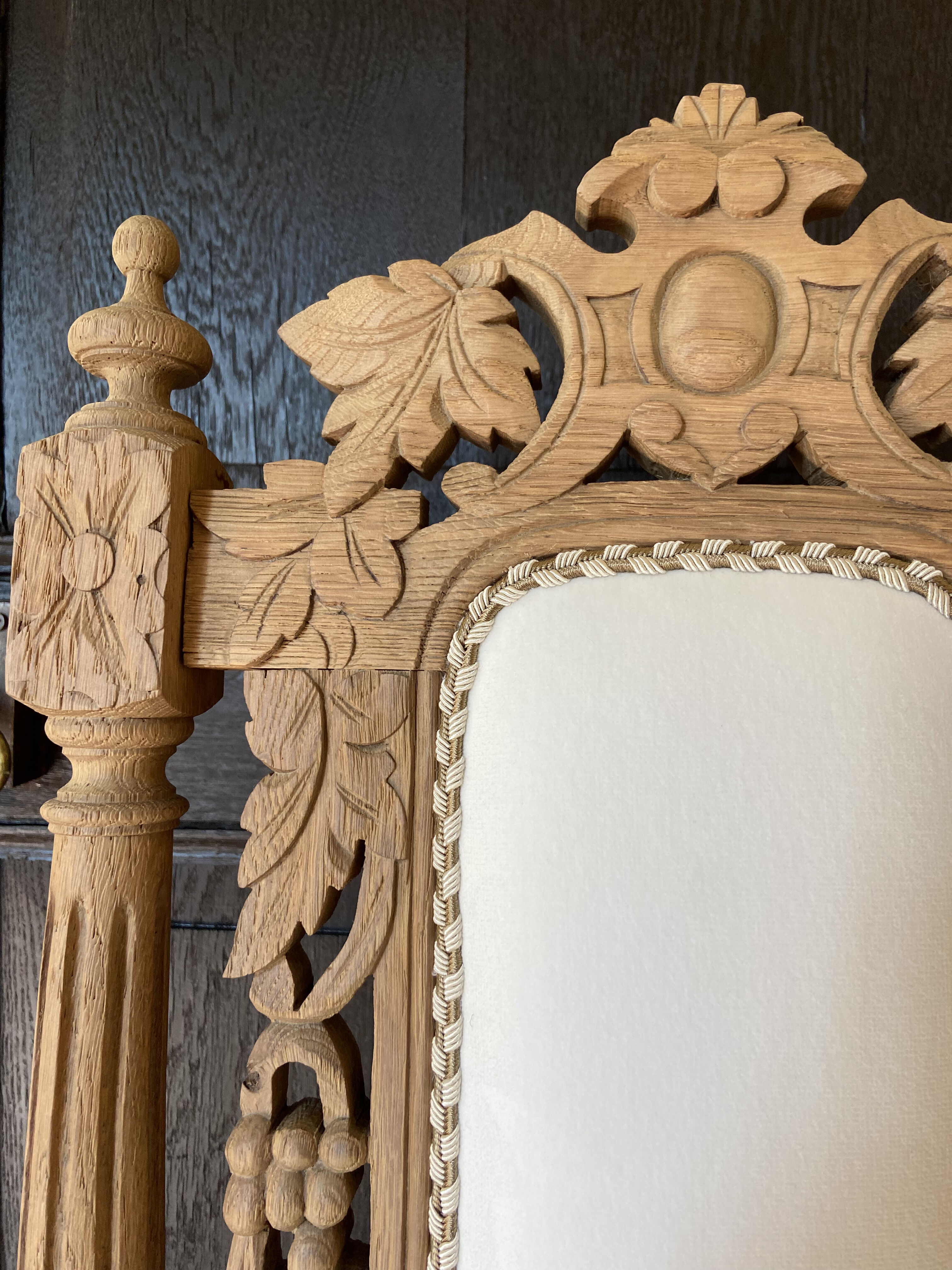 Set of 2 wooden chairs