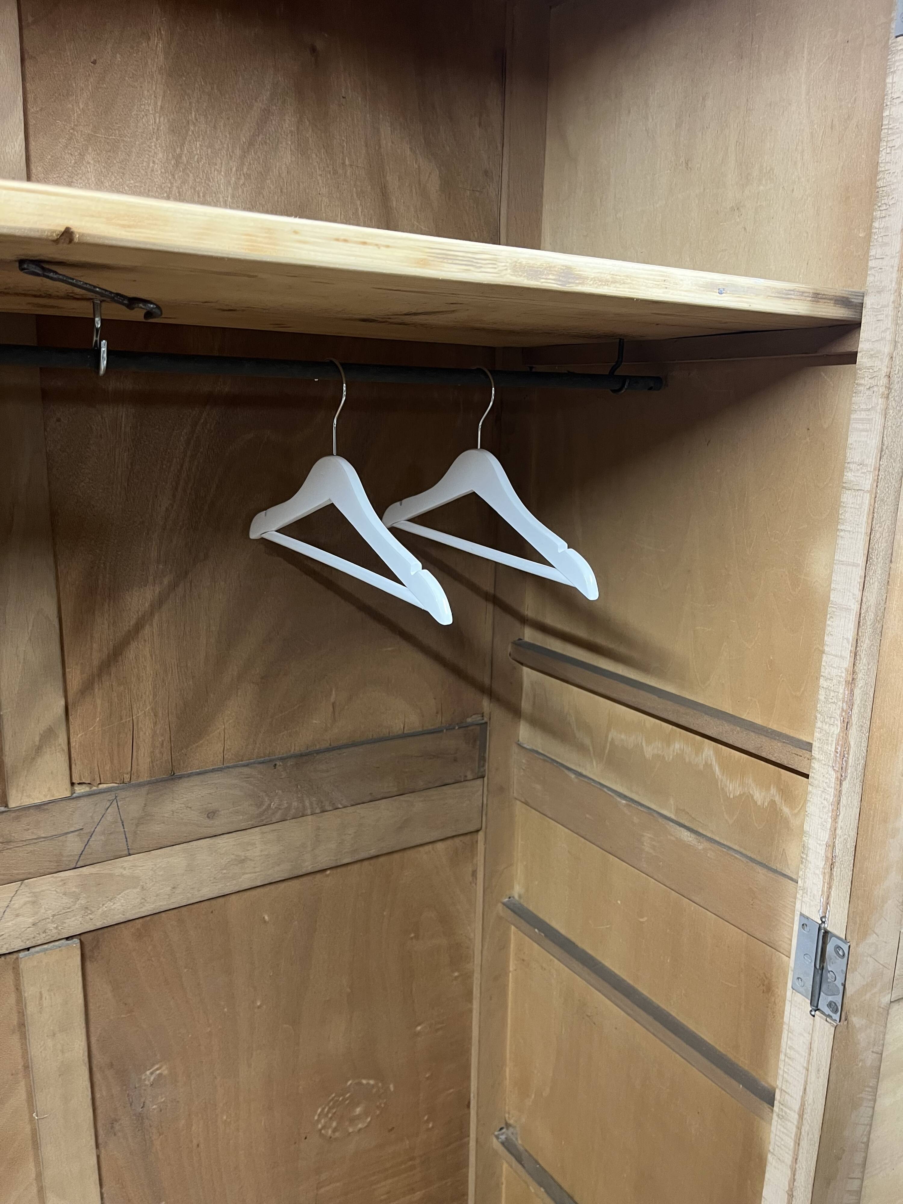 Armoire parisienne en bois brut