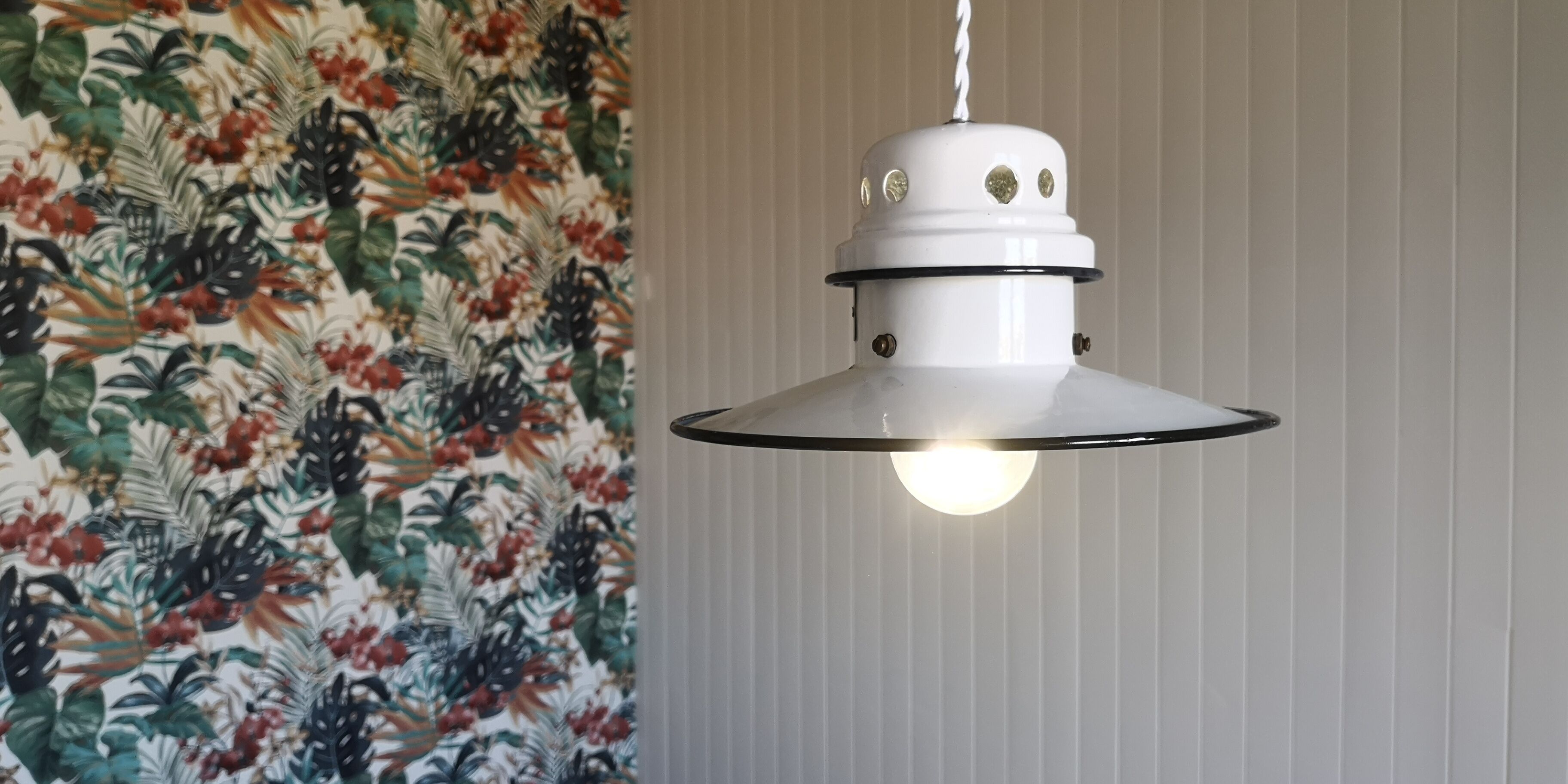 Enamelled metal suspension