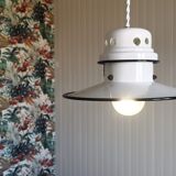 Enamelled metal suspension